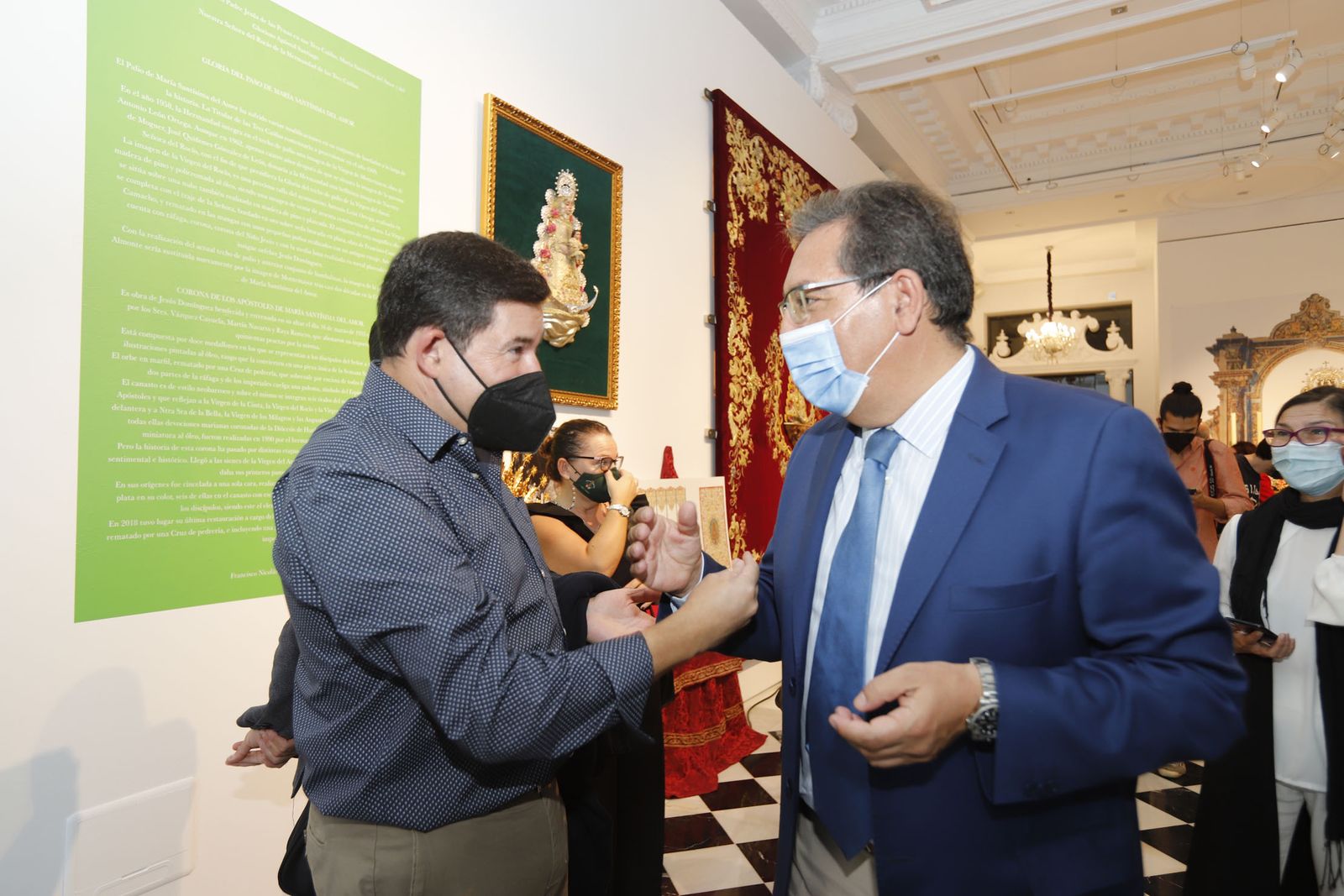 Imágenes de la inauguración de la exposición Regina Roris en la sala de la Fundación Cajasol 'El Comercial'