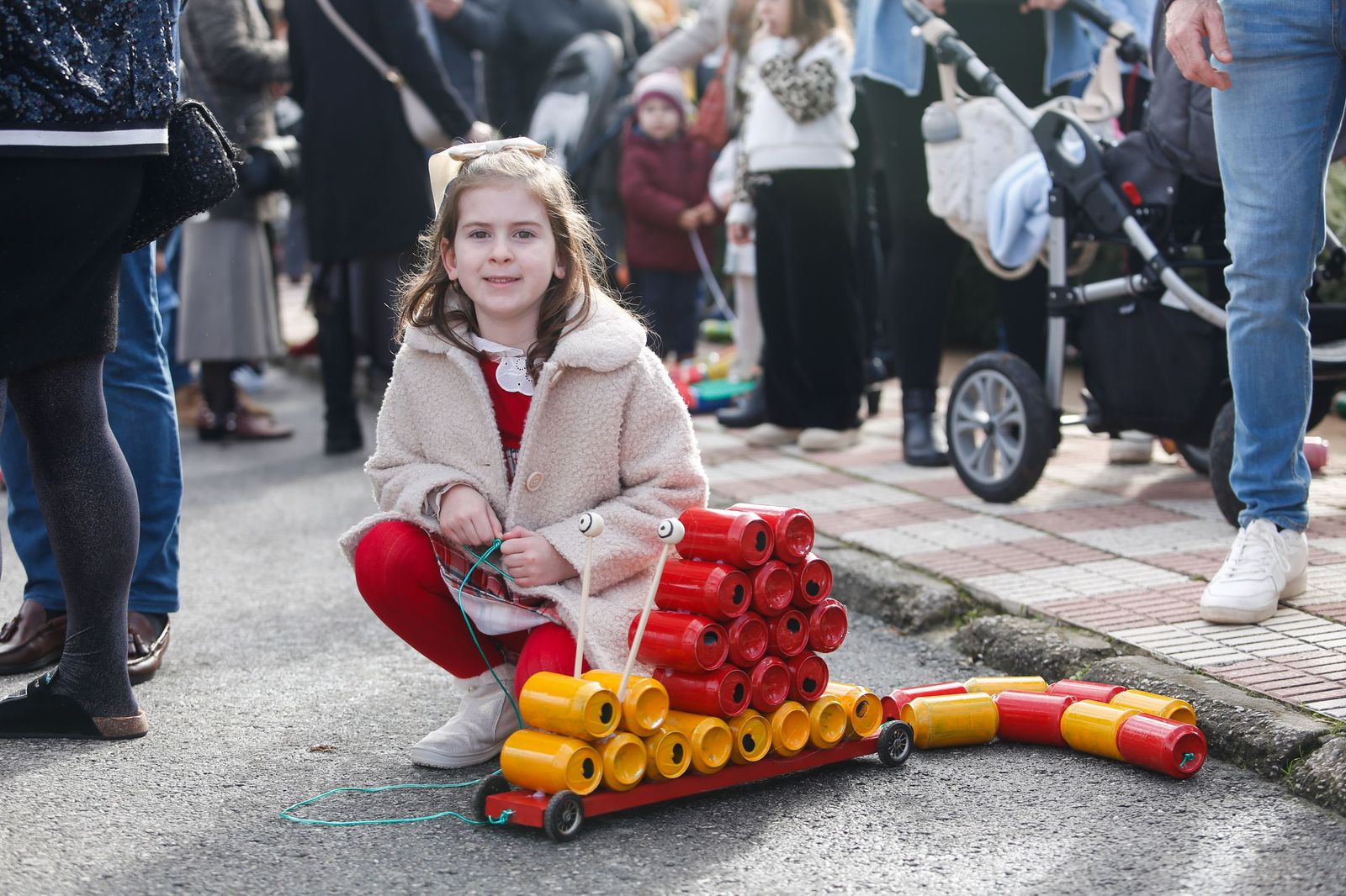Búscate en las fotos del arrastre de latas 2026 en Los Barrios