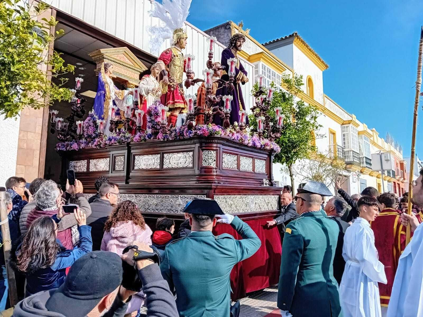 Las imágenes del Martes Santo en Chiclana 2024: El Amor y Afligidos