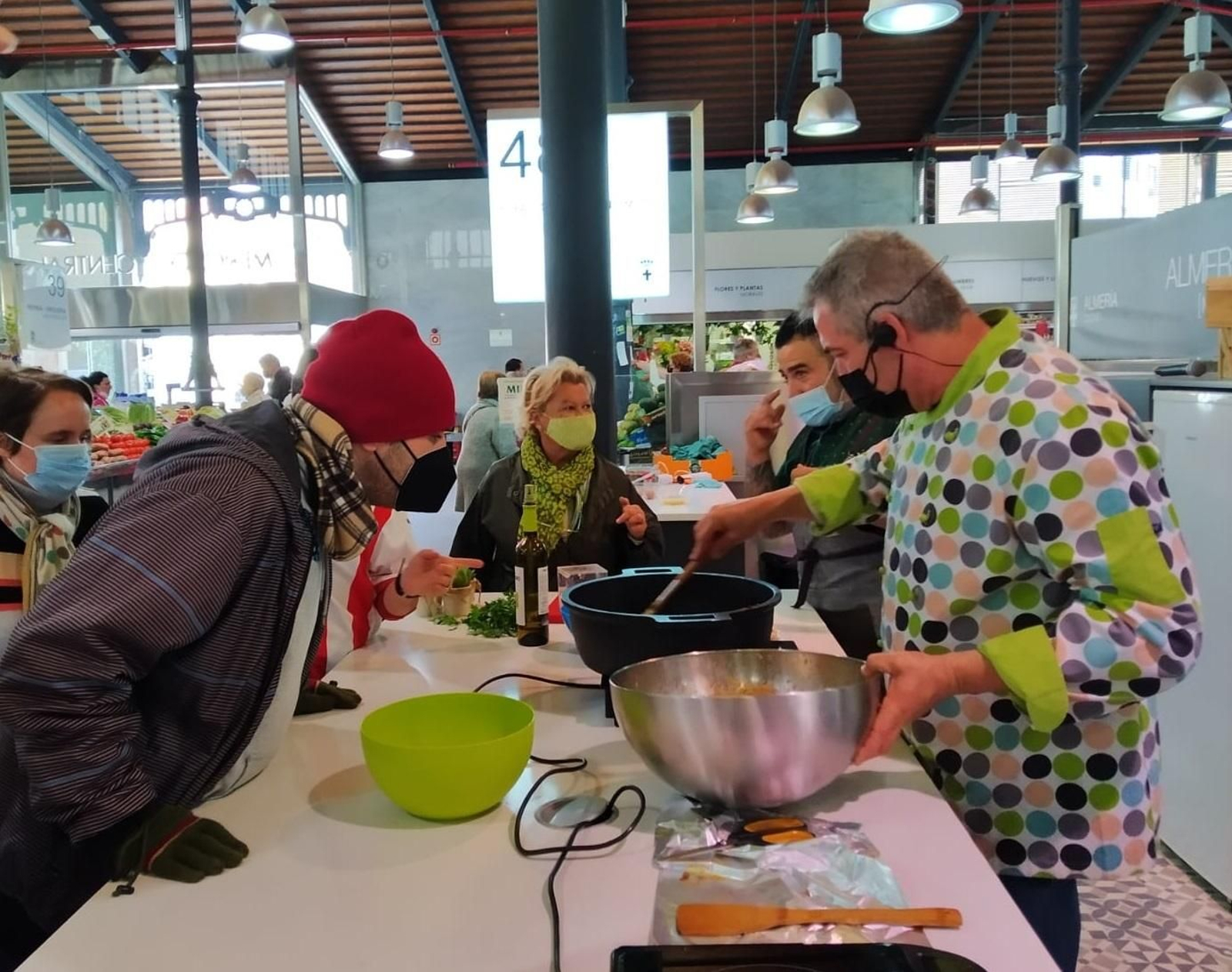 El chef David Díaz deleita con sus elaboraciones en el Mercado Central de Almería