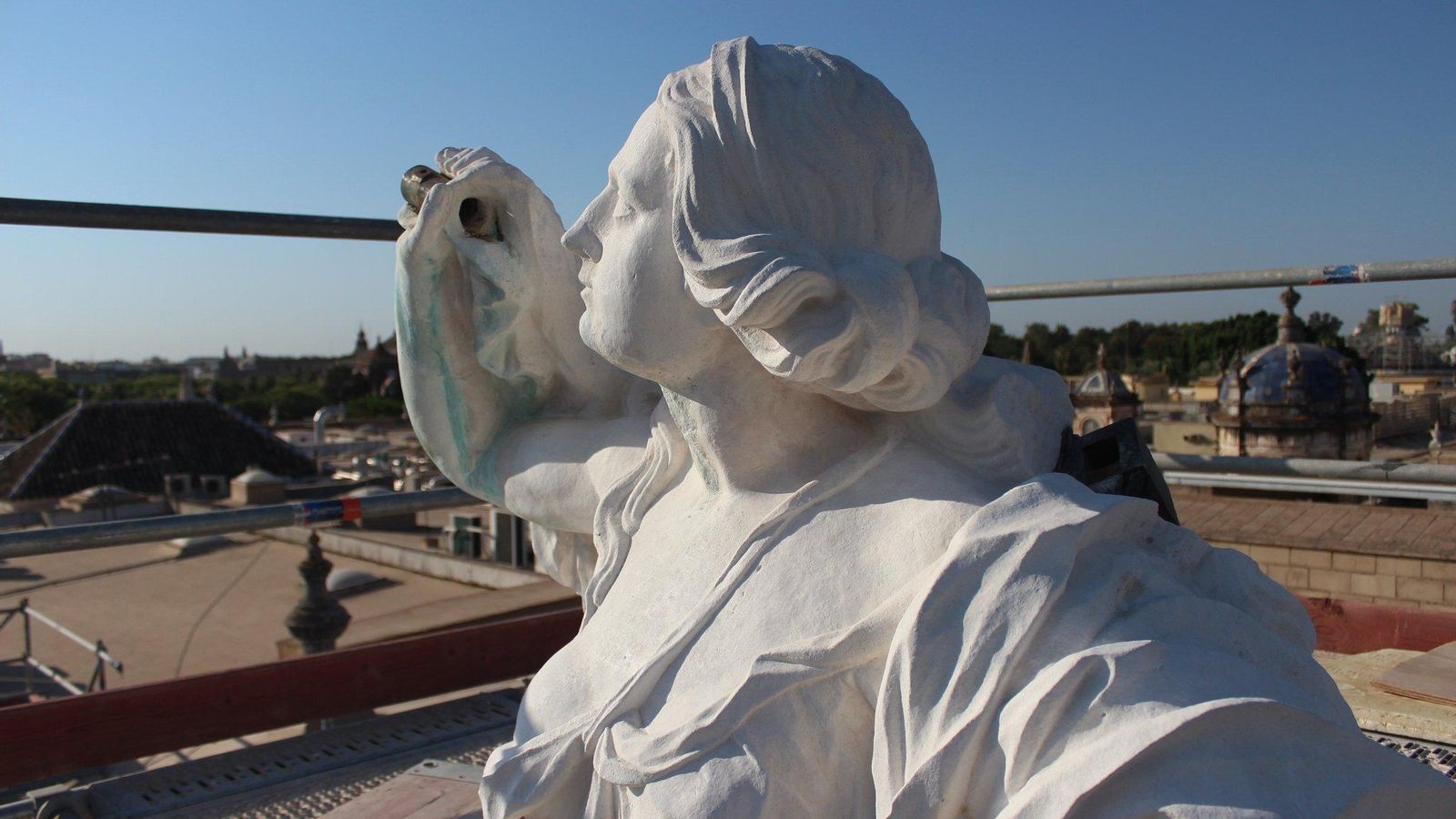 La escultura de la Fama durante su restauración.