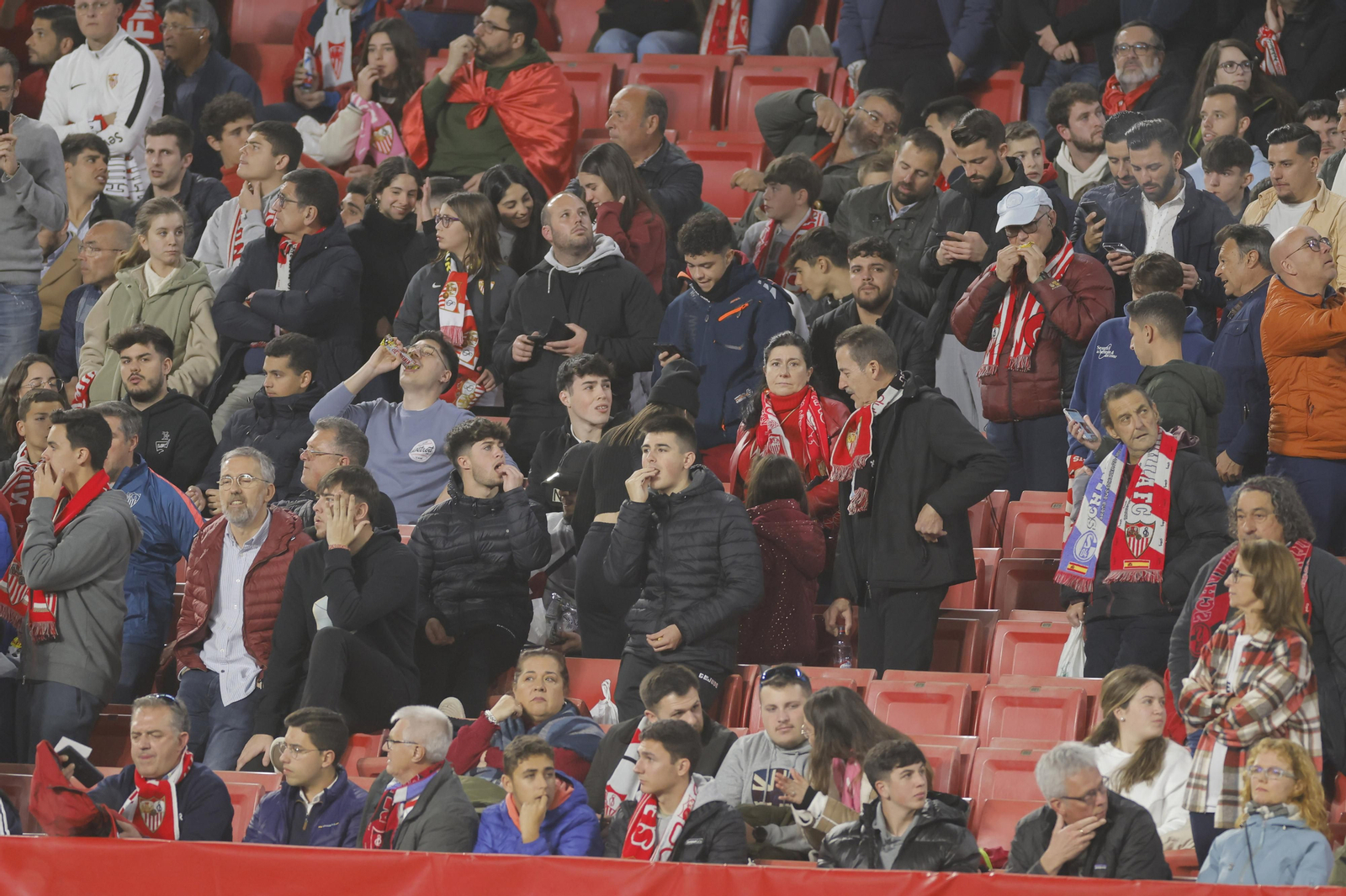 Búscate en las fotos del SEVILLA FC-PSV EINDHOVEN