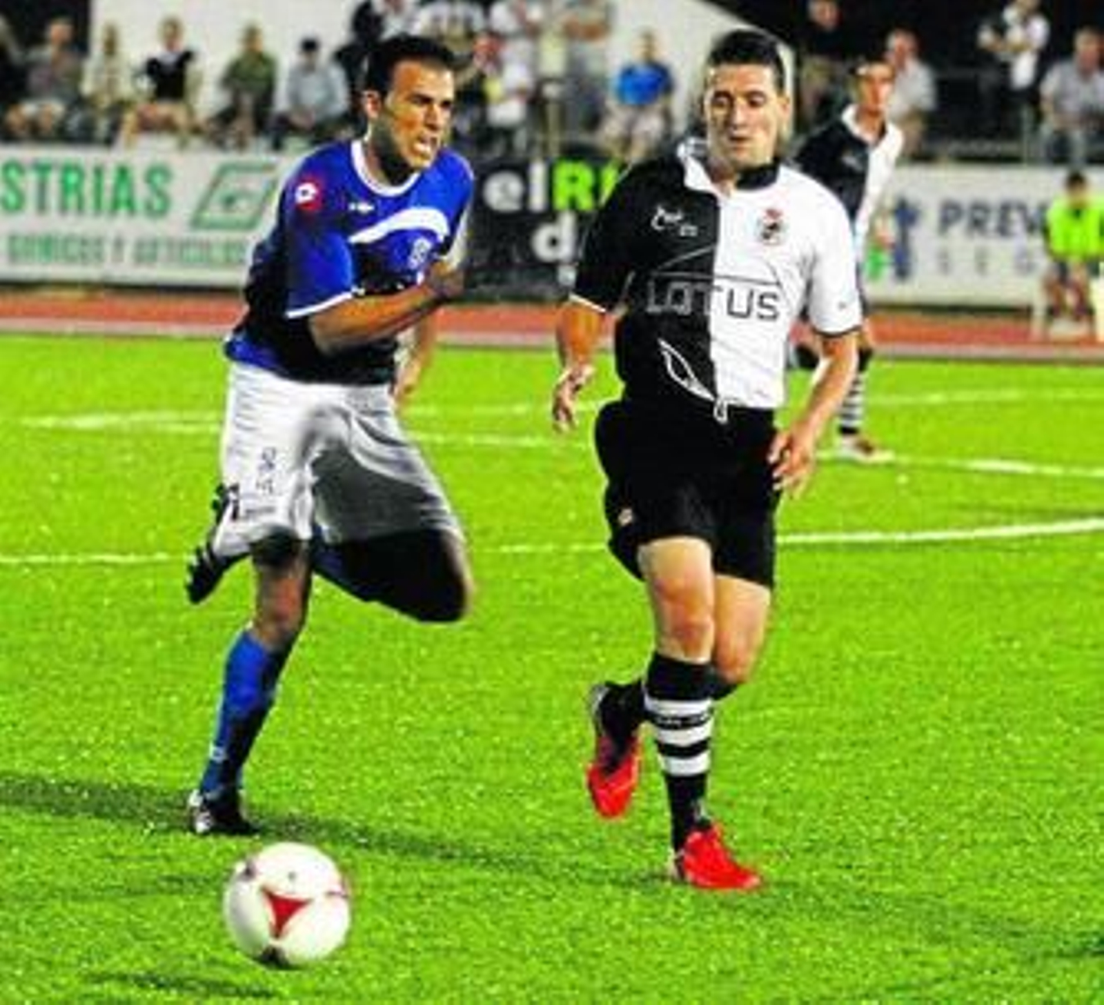Ayala (derecha), durante el Balona-Melilla de Copa.