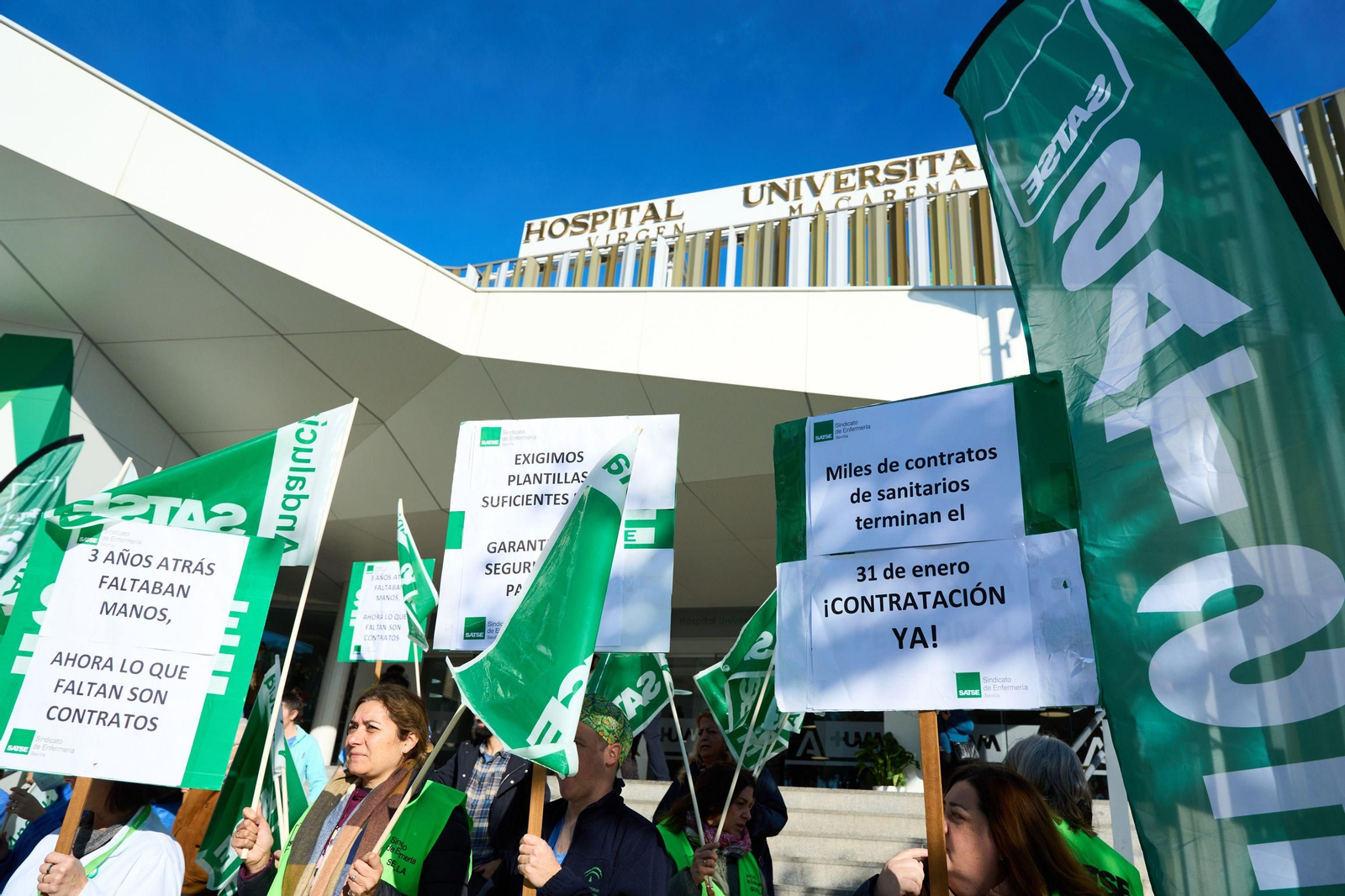 Concentración ante las puertas del Hospital Virgen Macarena para pedir la estabilización de 7.000 eventuales contratados durante la Covid.