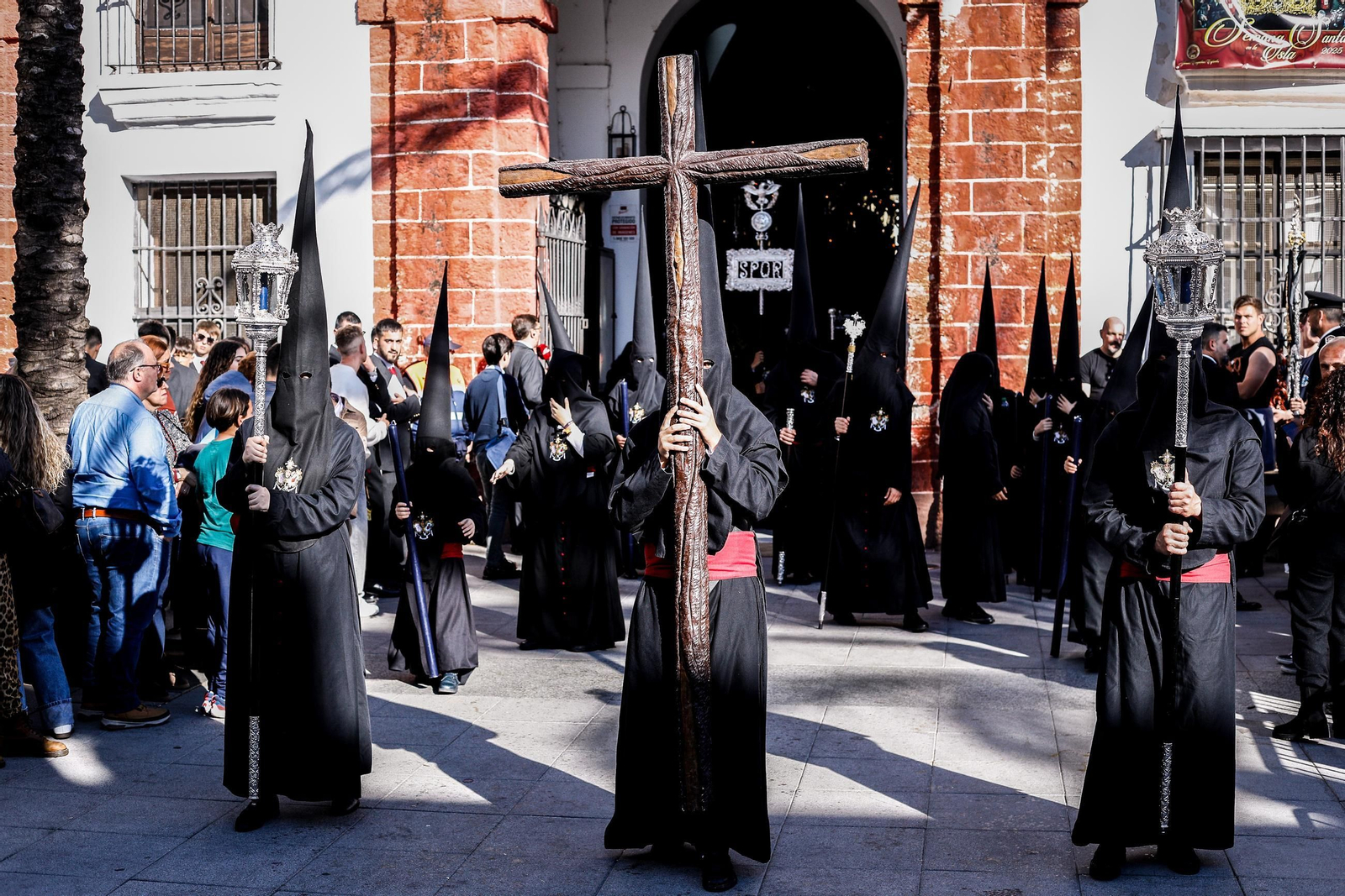Imágenes de la salida de Desamparados en la Semana Santa de San Fernando 2025