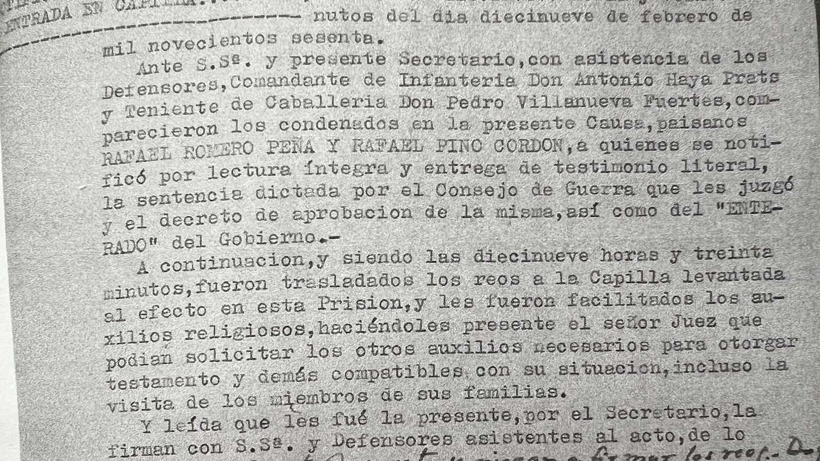 La notificación de la sentencia a los dos condenados a penas de muerte.