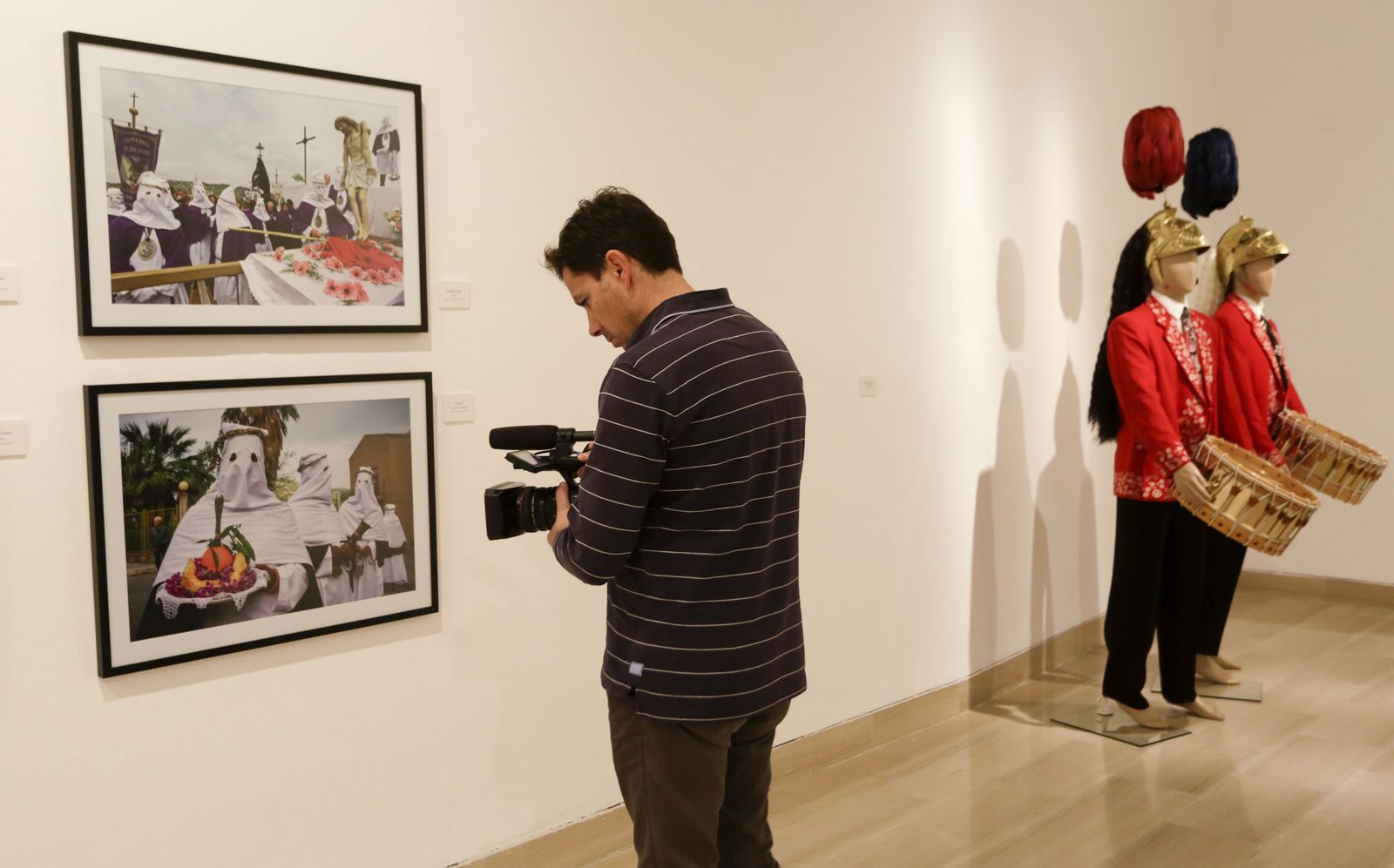 Fotos de la Semana Santa de Sicilia junto a coliblanco y colinegro de Baena. / JUAN CARLOS MUÑOZ