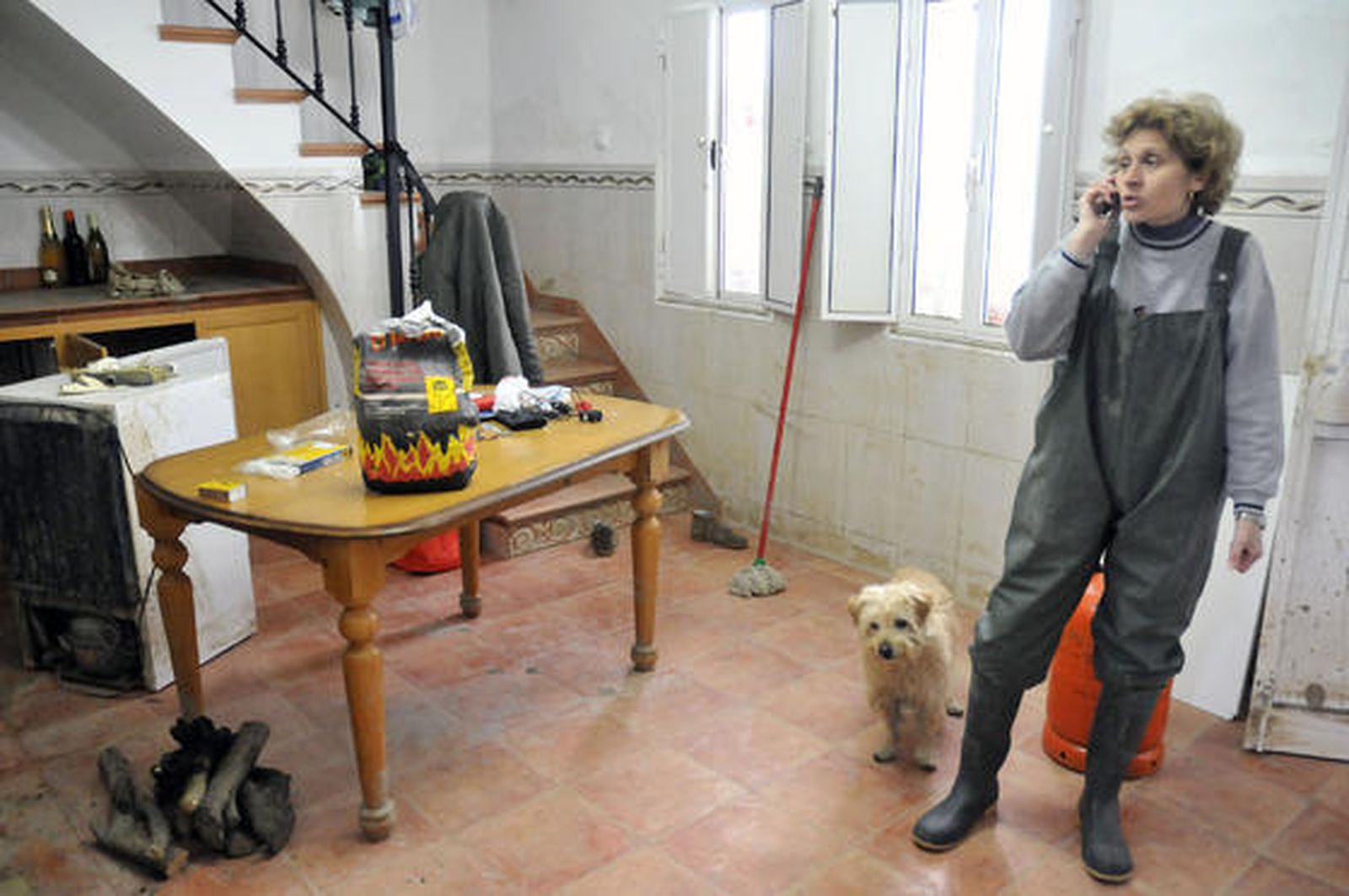 Los vecinos de Lora se afanan en limpiar tras las intensas lluvias.  Foto: Juan Carlos Vázquez