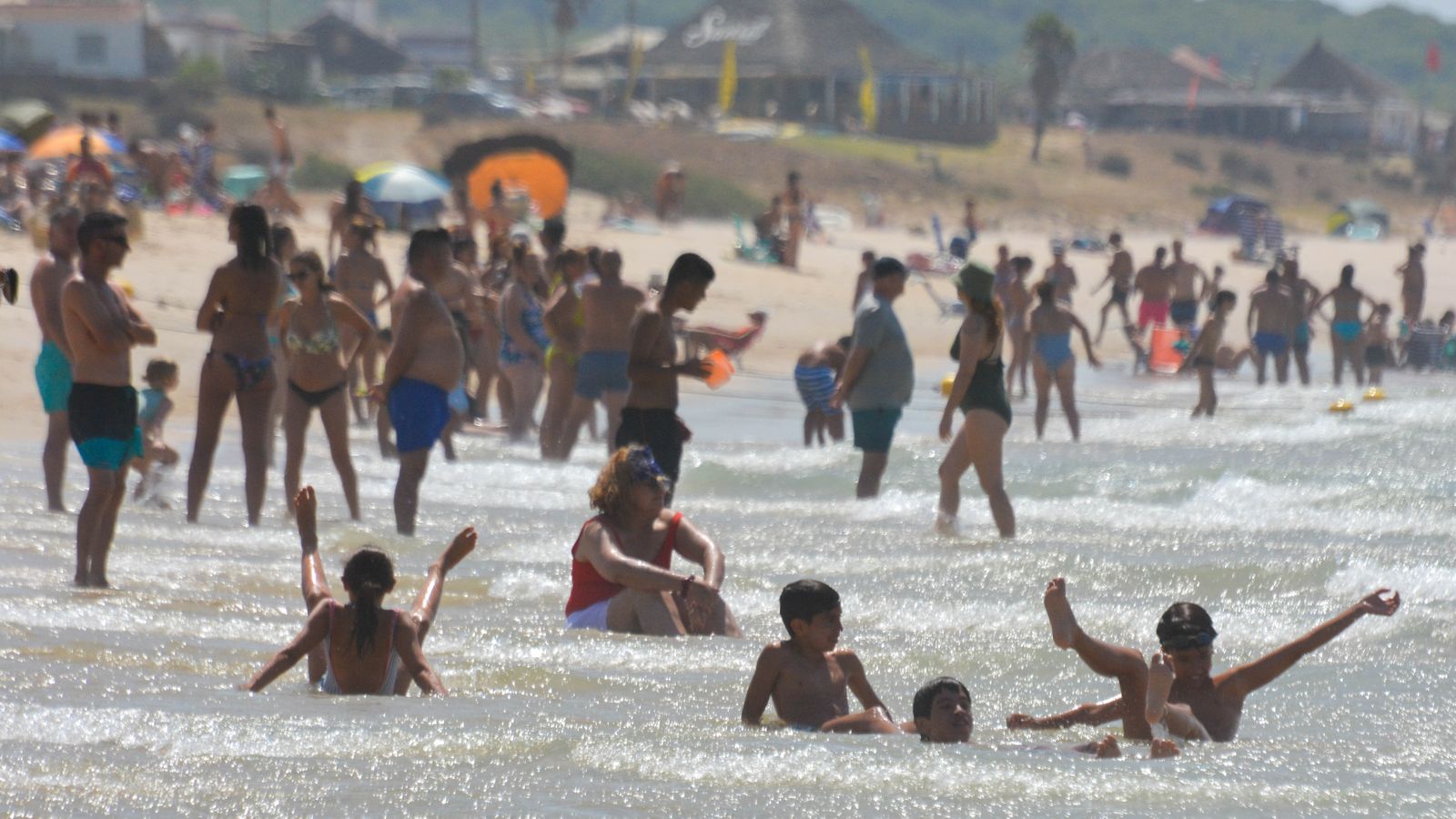 Día de sol y viento en la playa de Bolonia