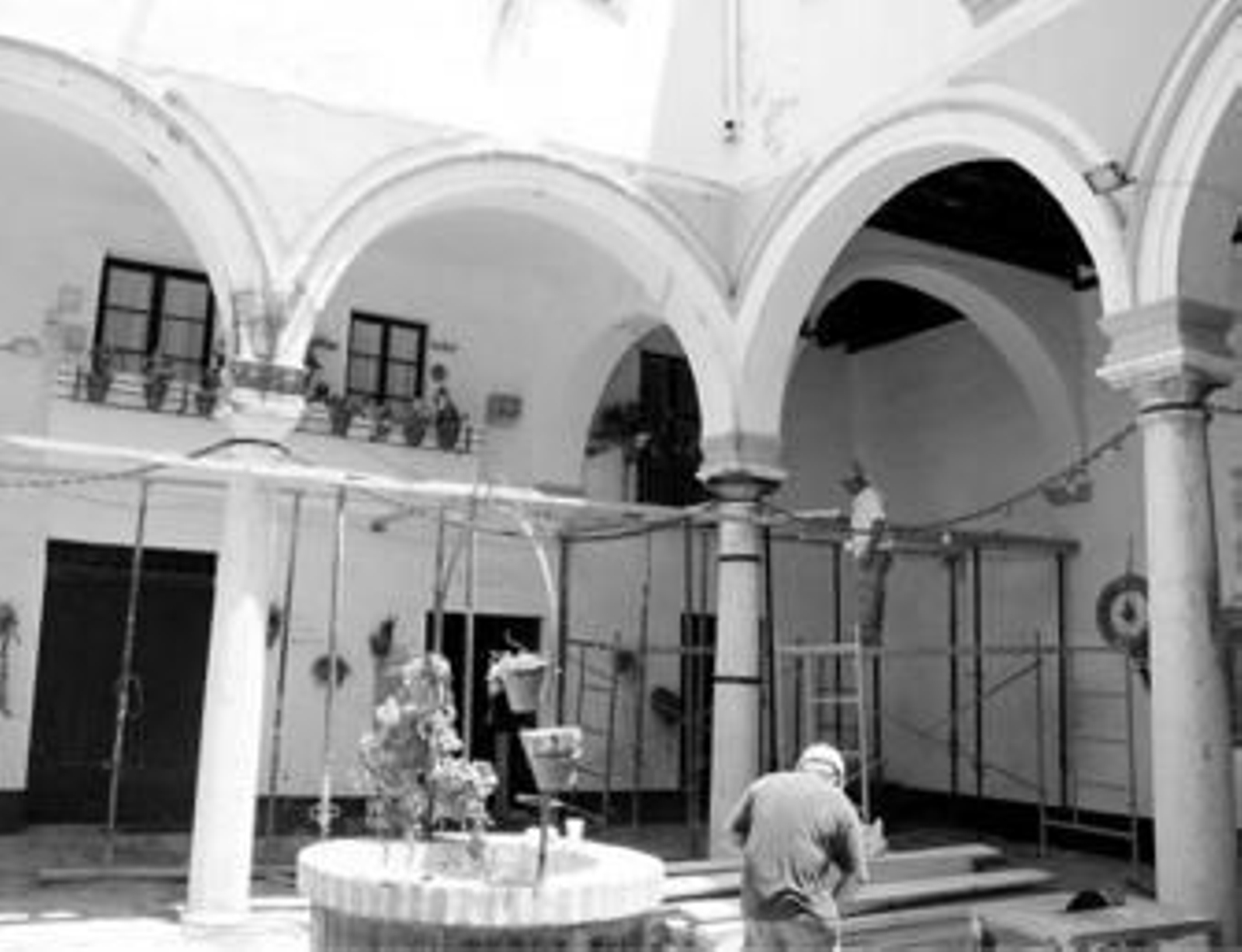 La Casa de las Cadenas, en cuyo patio comenzó anteayer la instalación de puntales entre los arcos.