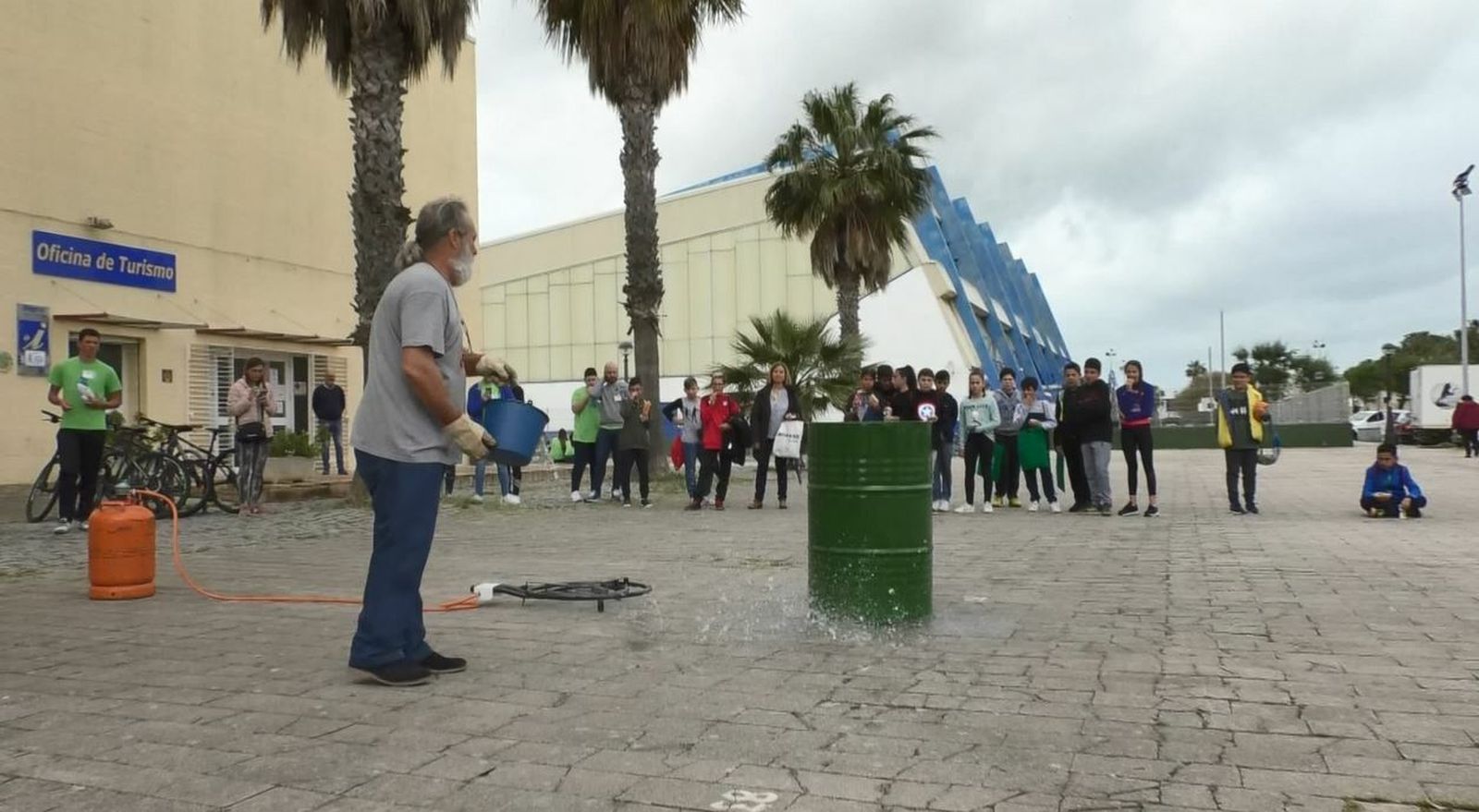 El profesor, Pepe Osuna, participa en uno de los experimentos de la Feria de la Ciencia.