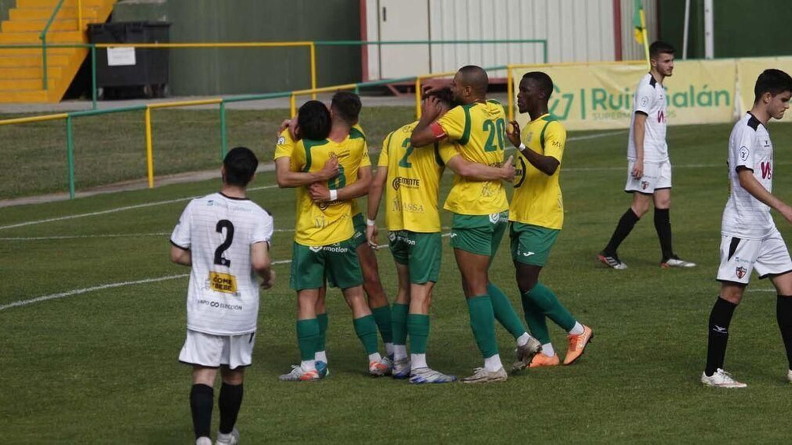 Los jugadores de la Unión celebran un gol ante el Pozoblanco.