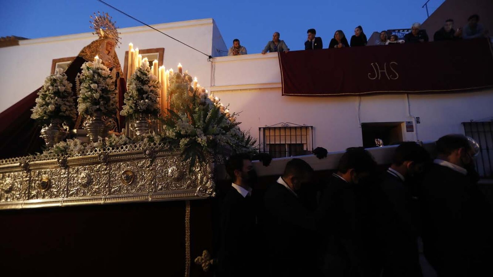 María Santísima del Mayor Dolor procesiona por las calles de Los Barrios en 2022.