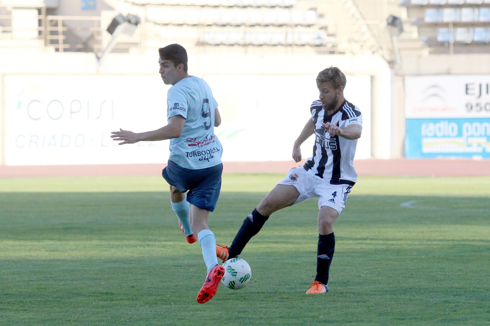 Juan Delgado, en las oficinas del club (arriba) y Rafa Navarro, en su primera etapa en la Balona.