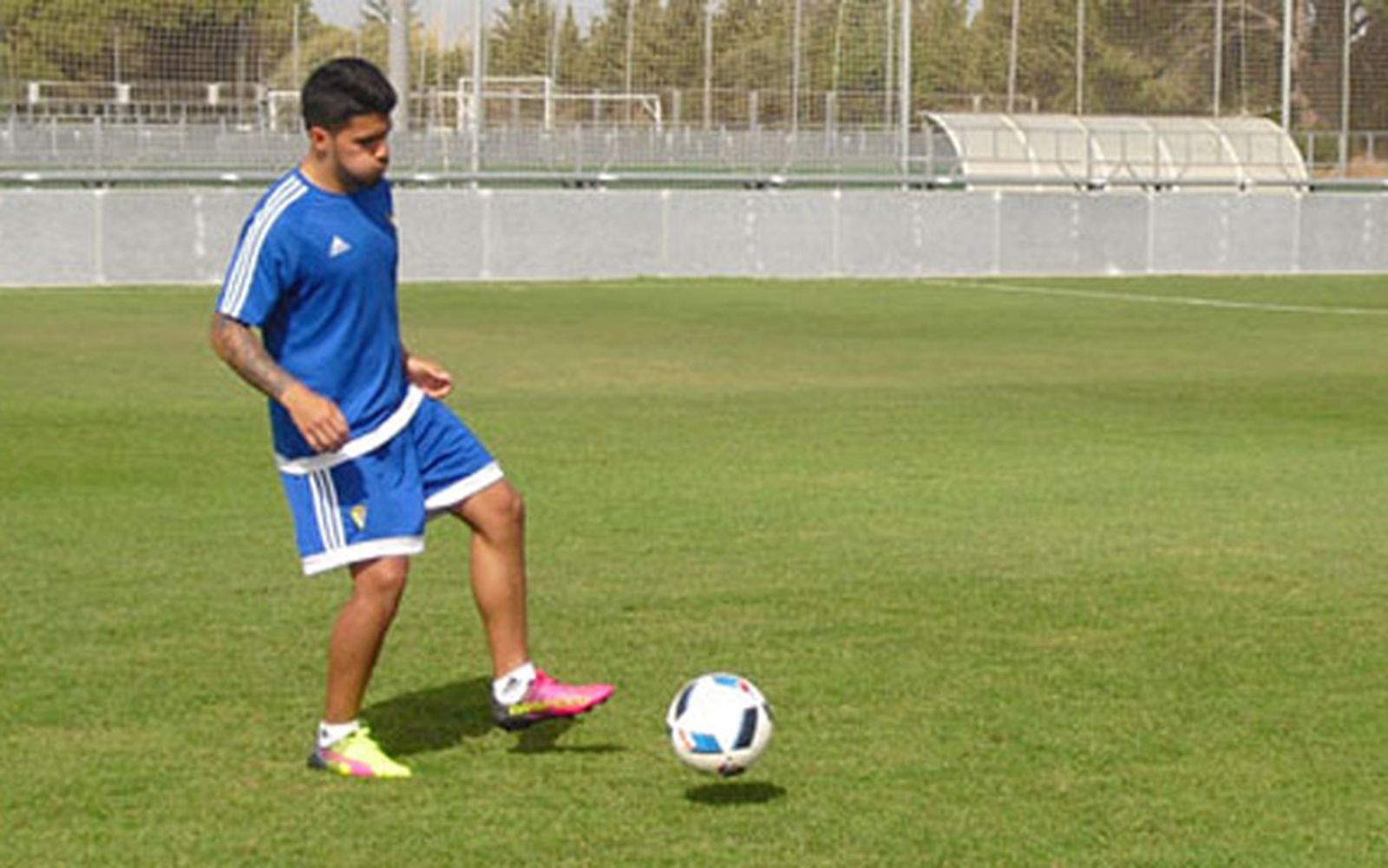 Gastón del Castillo sigue avanzando en su recuperación y ya toca balón, pero no podrá estar frente al Levante. /Cádiz CF