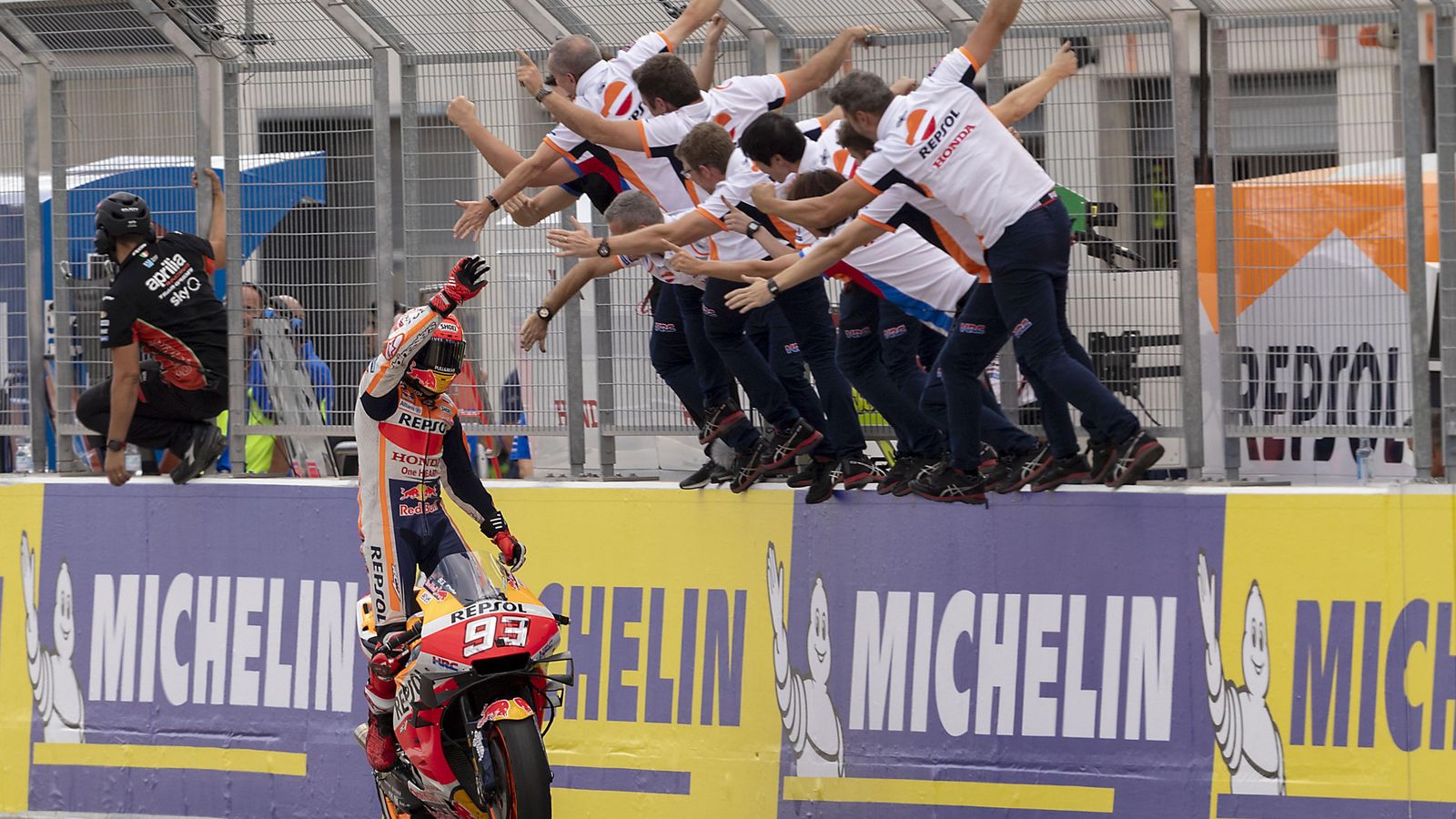 Márquez, celebrando el triunfo con su equipo en el Gran Premio de Aragón.