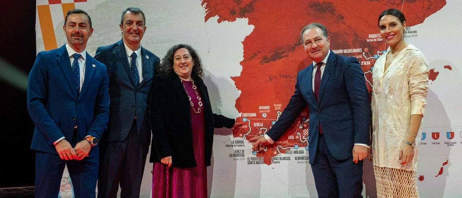 La delegación onubense señala a la provincia de Huelva en el mapa del recorrido de la Vuelta Ciclista a España.