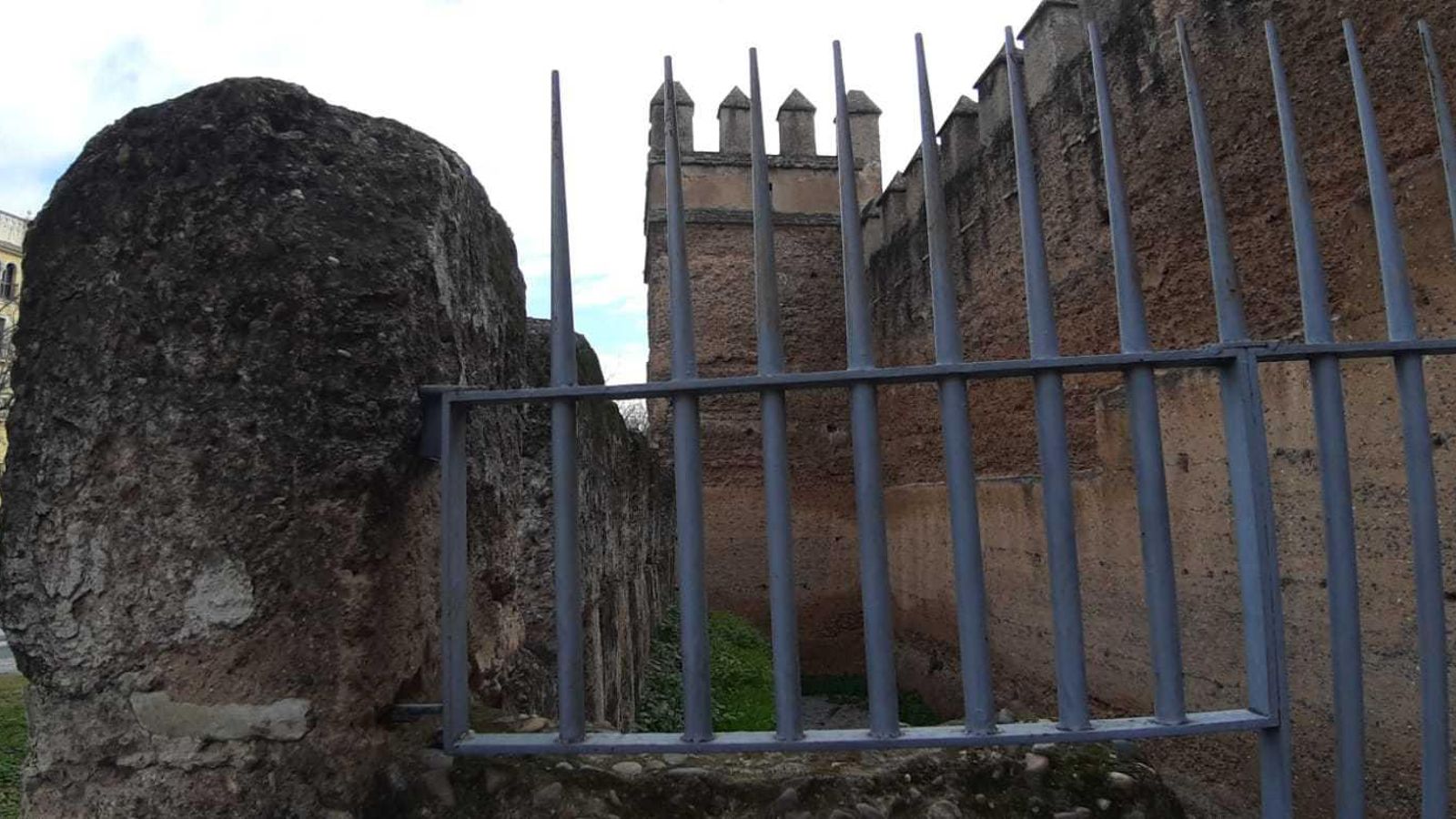 Cancela que cierra la liza.