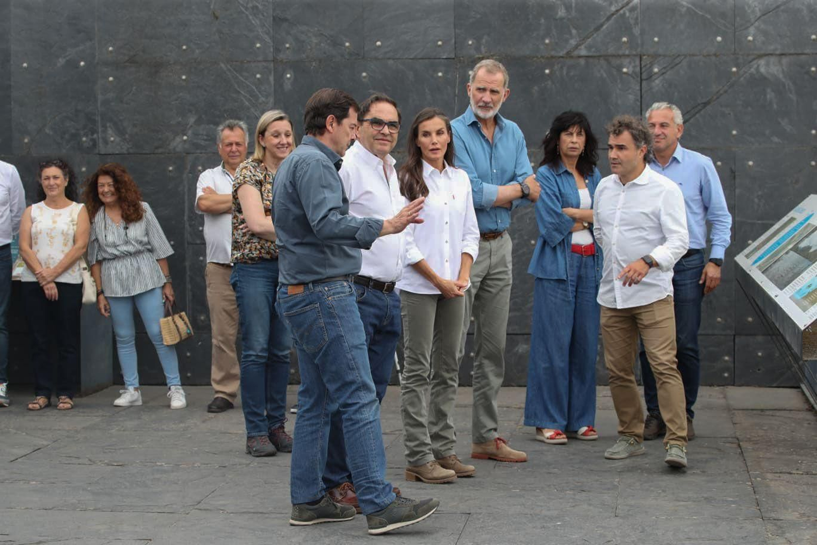 Las fotos de la visita de los Reyes a las zonas afectadas por los incendios en Sanabria y Las Médulas
