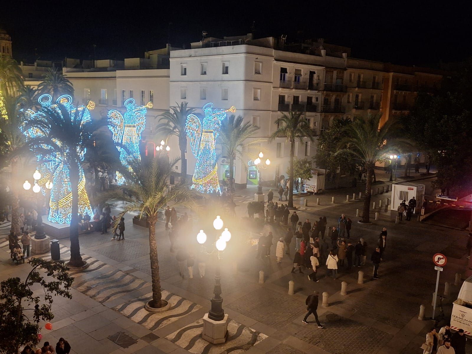 Imagen de la gente que se ha quedado esta tarde esperando el espectáculo de luz y sonido de este lunes a las siete de la tarde
