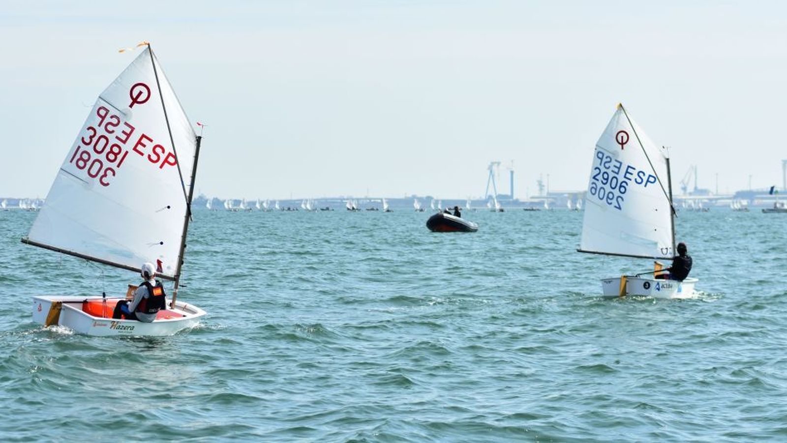 Imagen de la regata en aguas de Cádiz.