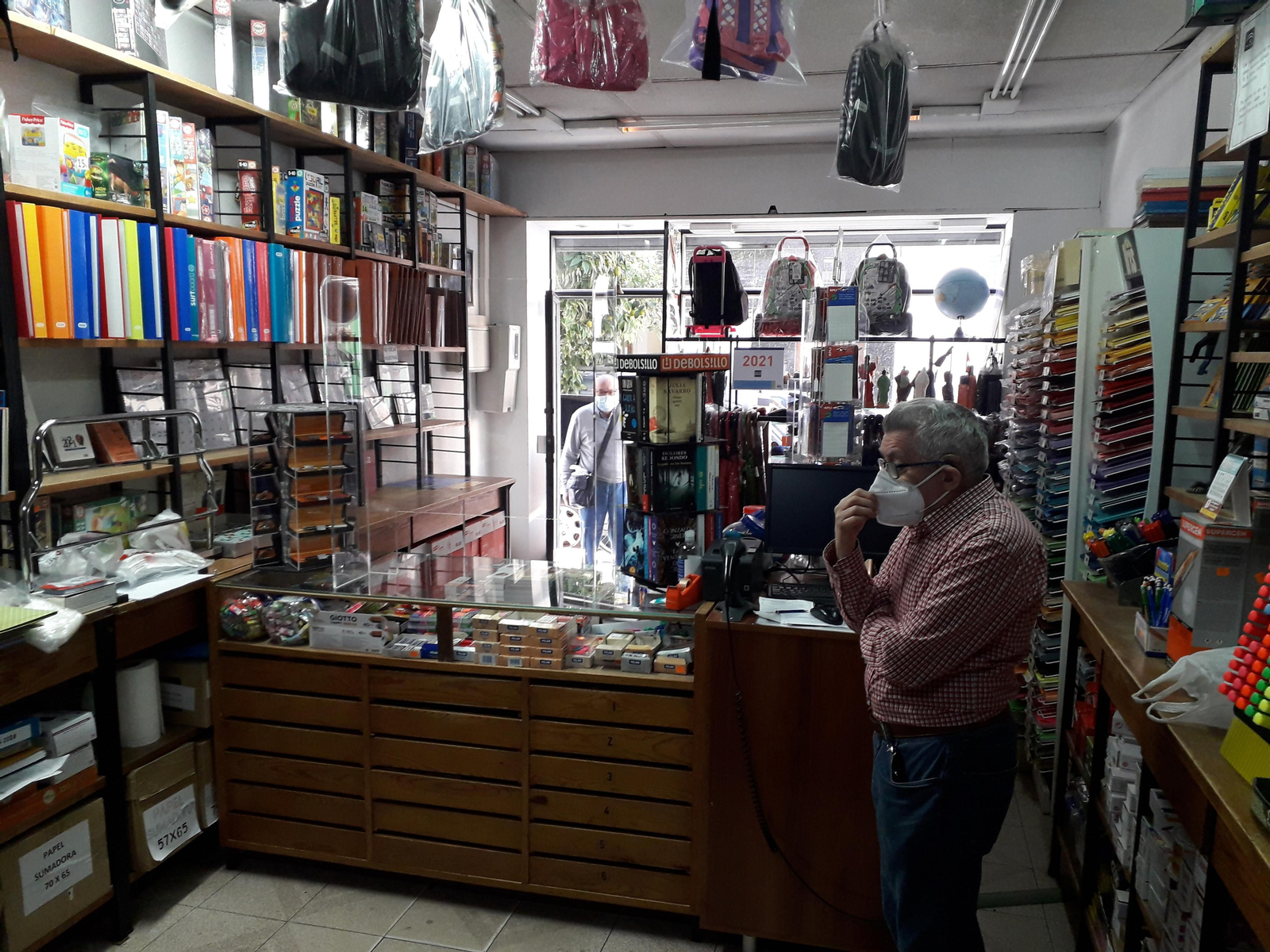 Valeriano Arenas Alba, en el interior del comercio.