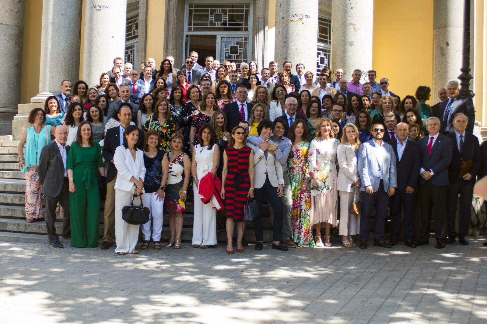 Integrantes de la promoción y sus acompañantes posaron junto a la antigua Facultad de Medicina