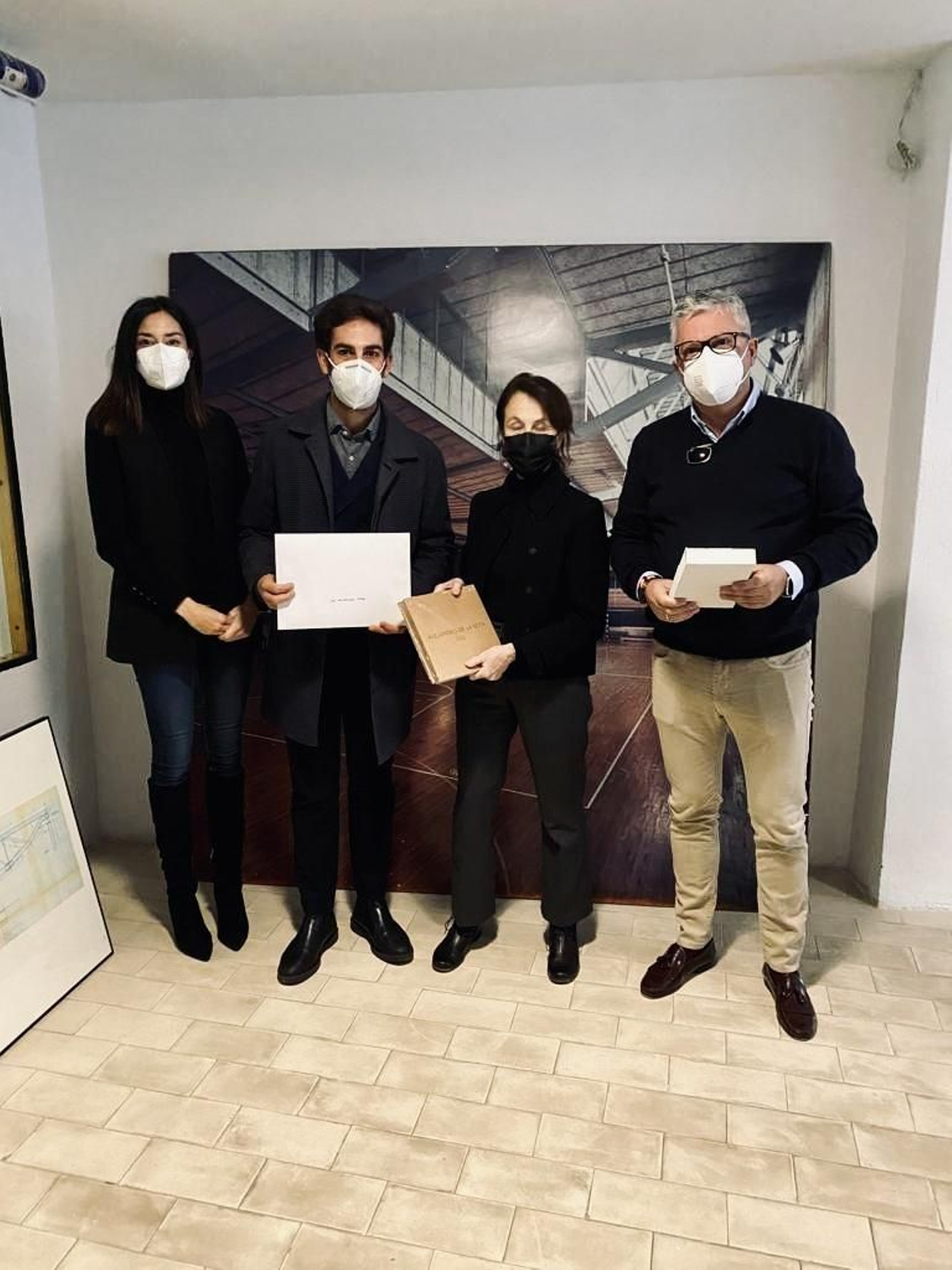 José Maldonado, segundo por la izquierda, con el premio recibido