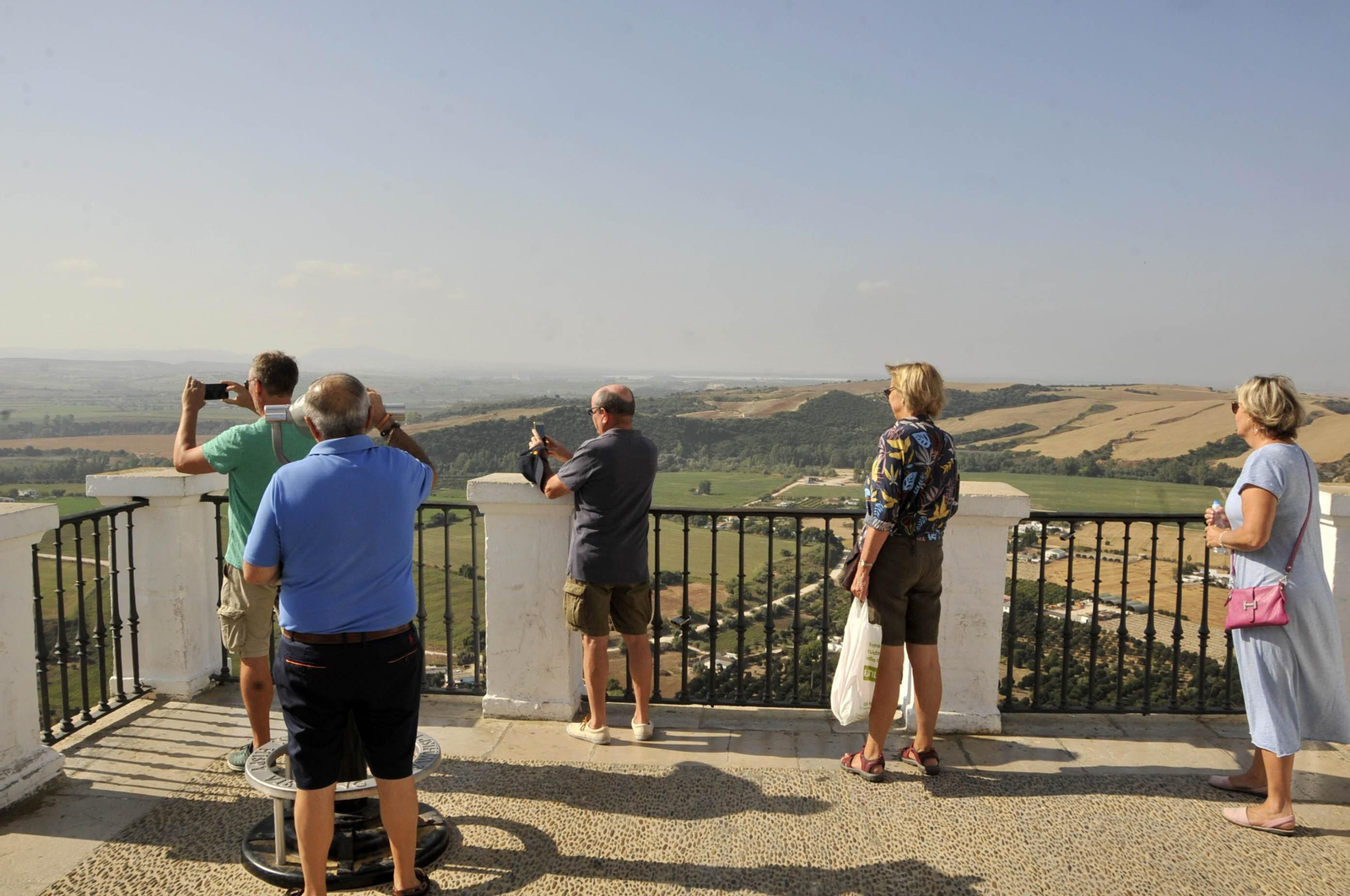 Turistas en Arcos disfrutan de las vistas desde el mirador de la peña.