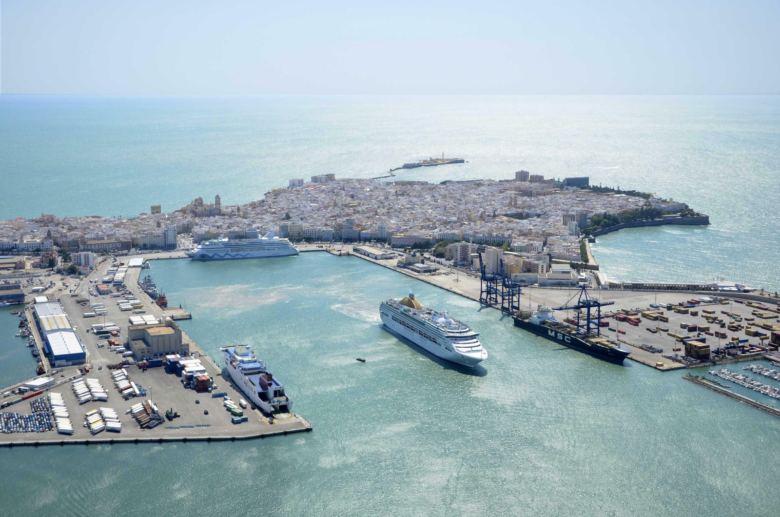 Vista aérea del muelle de Cádiz.