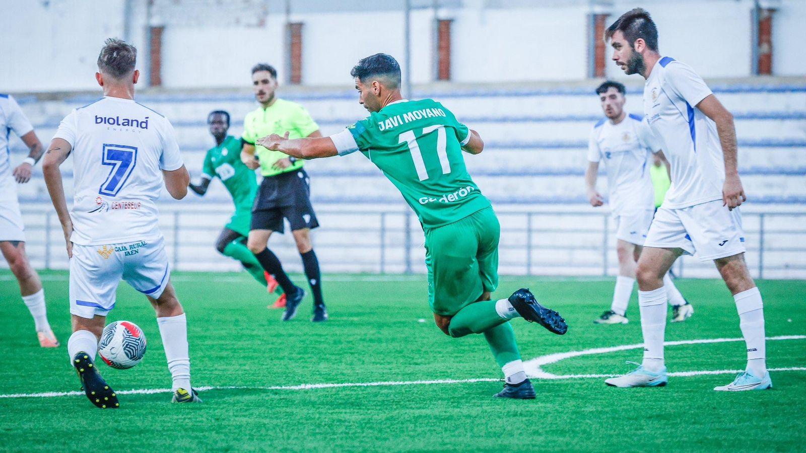 Javi Moyano, con el brazalete de capitán, en el duelo de pretemporada ante el Carolinense.