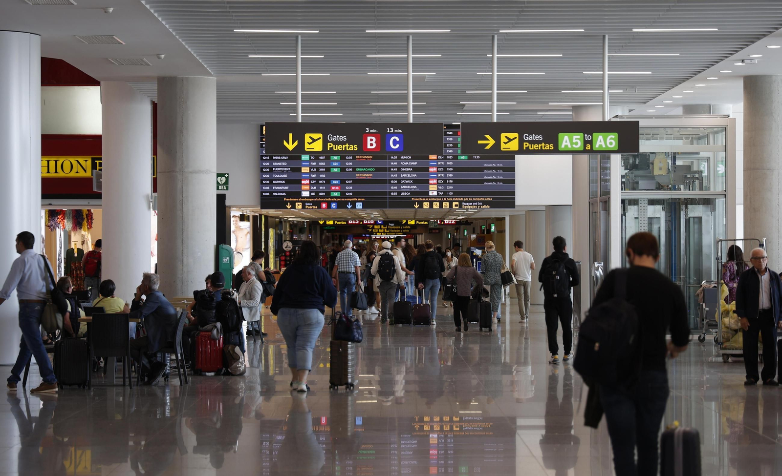Terminal de salidas del aeropuerto de Sevilla Terminal de salidas del aeropuerto de Sevilla