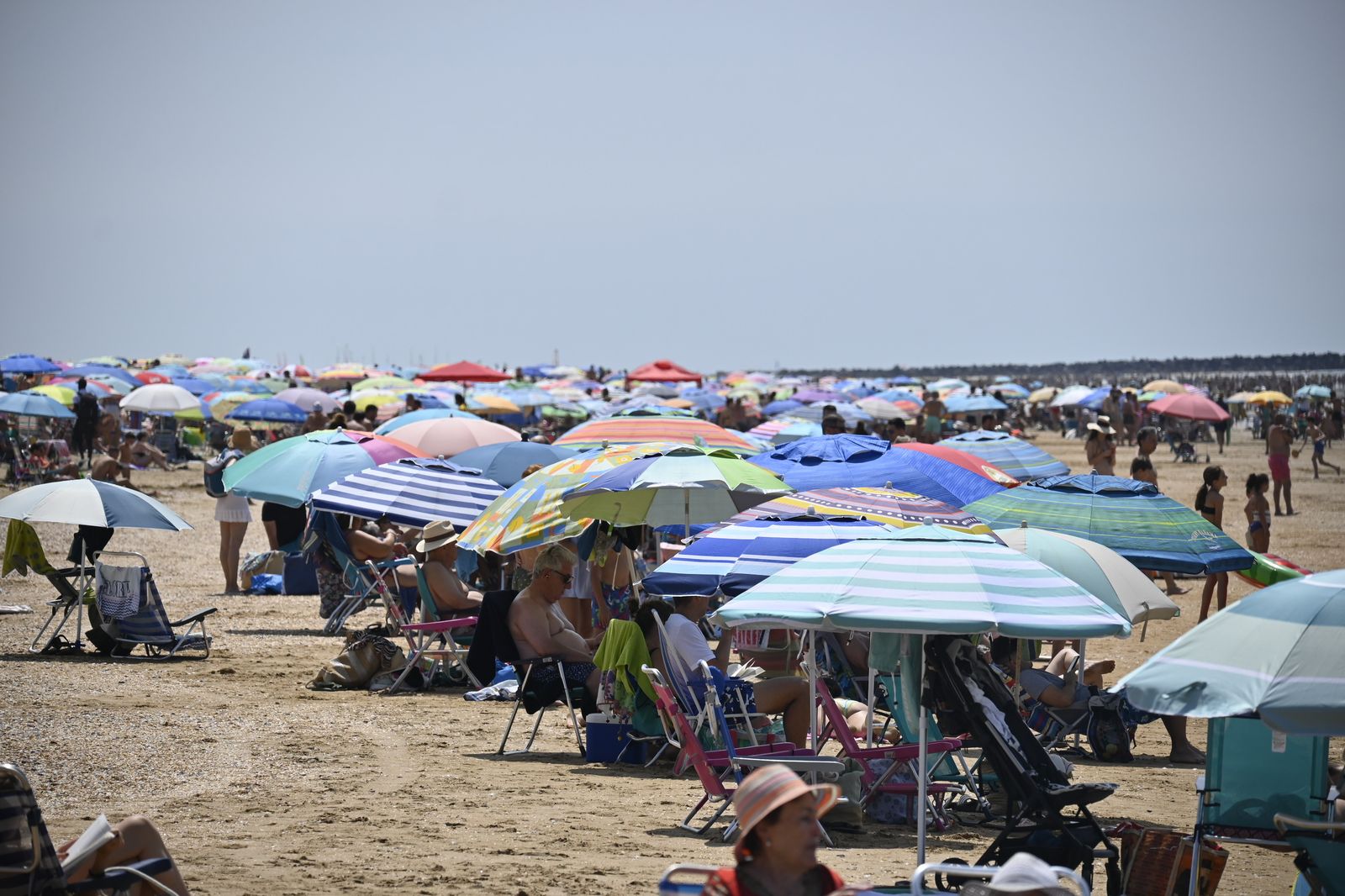 Ambiente en la playas de Huelva este sábado 22 de julio, en imágenes