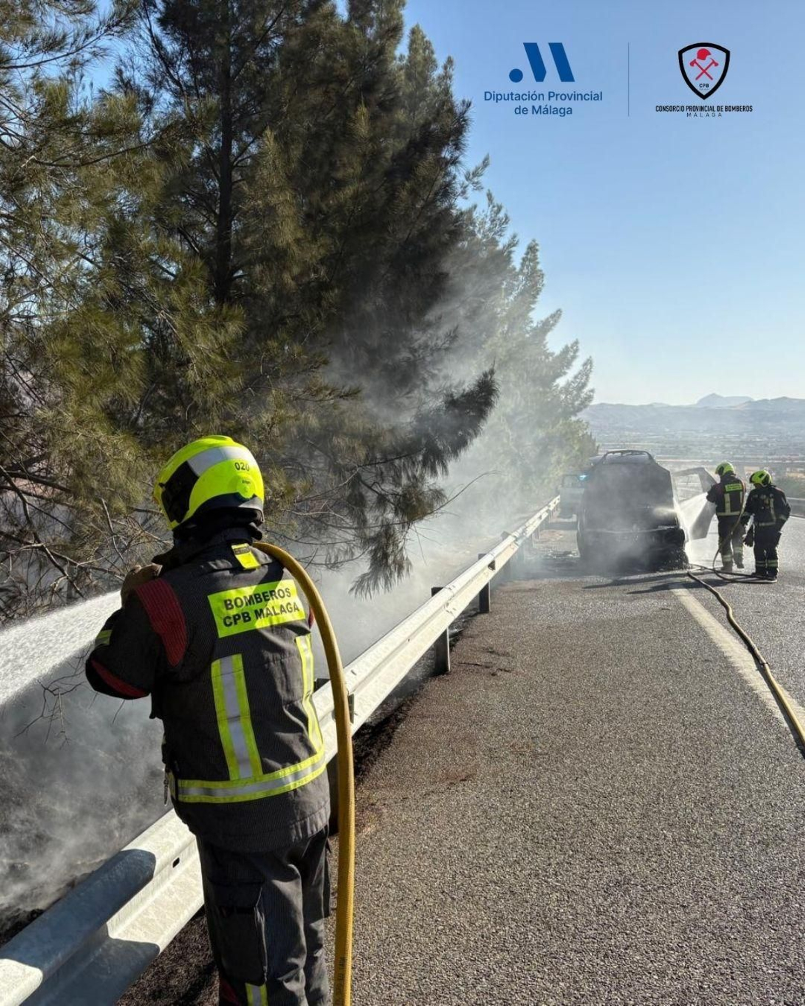 Actuación de los bomberos en la carretera A-92 en Antequera.