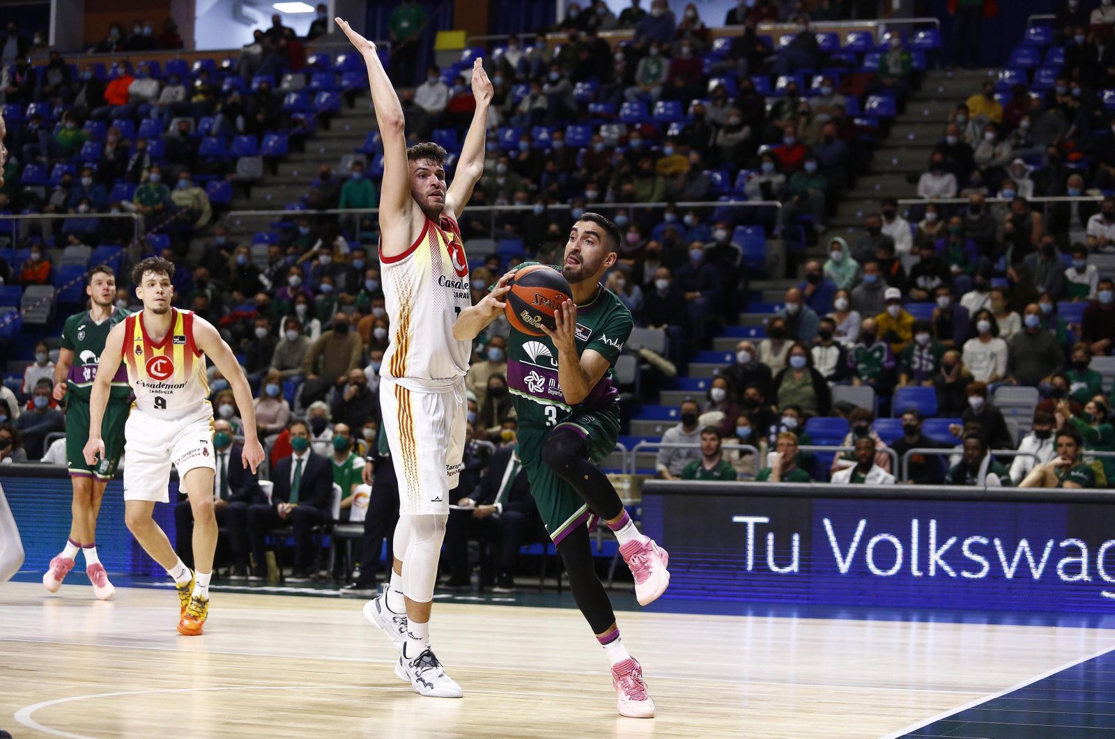 Jaime Fernández, en una jugada esta temporada en el Carpena.