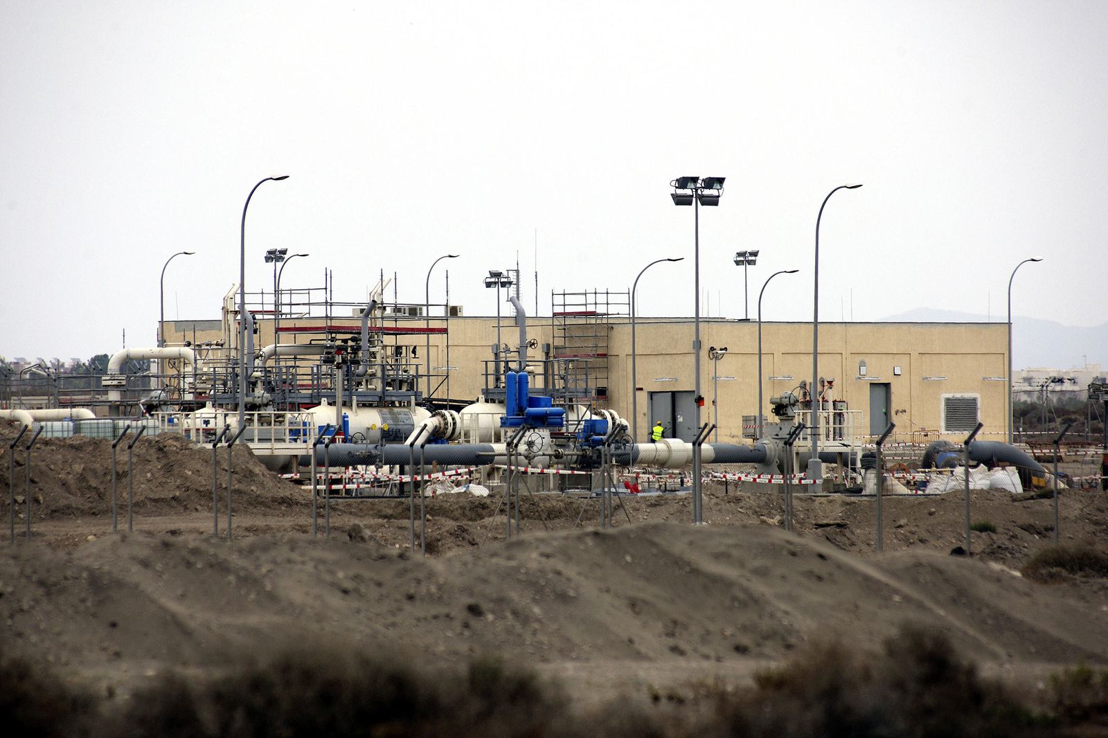 Infraestructura del gaseoducto de Medgaz en la playa de El Perdigal en Almería.