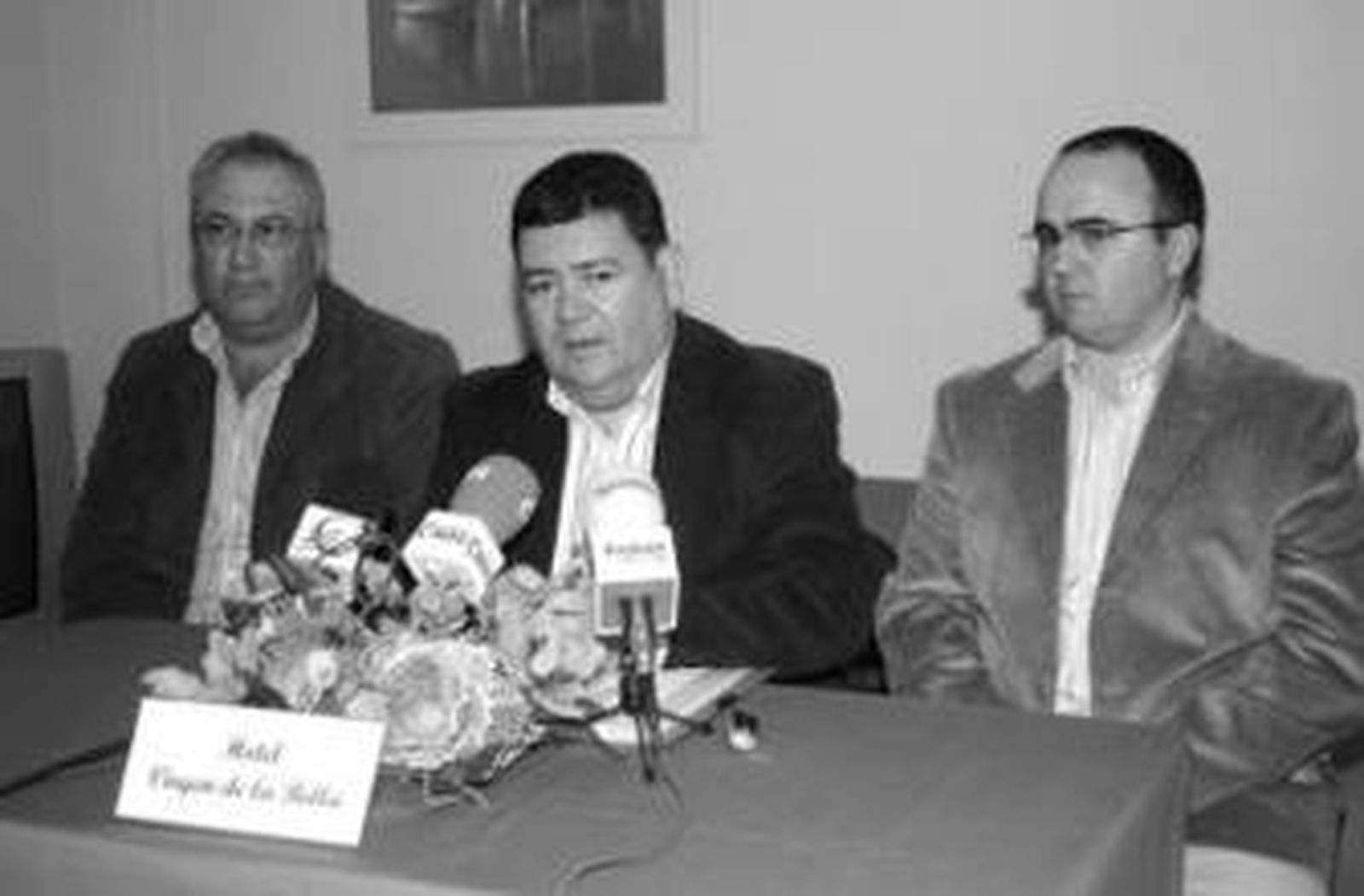 El hermano del Cristo de la Misericordia y dos miembros del consejo.