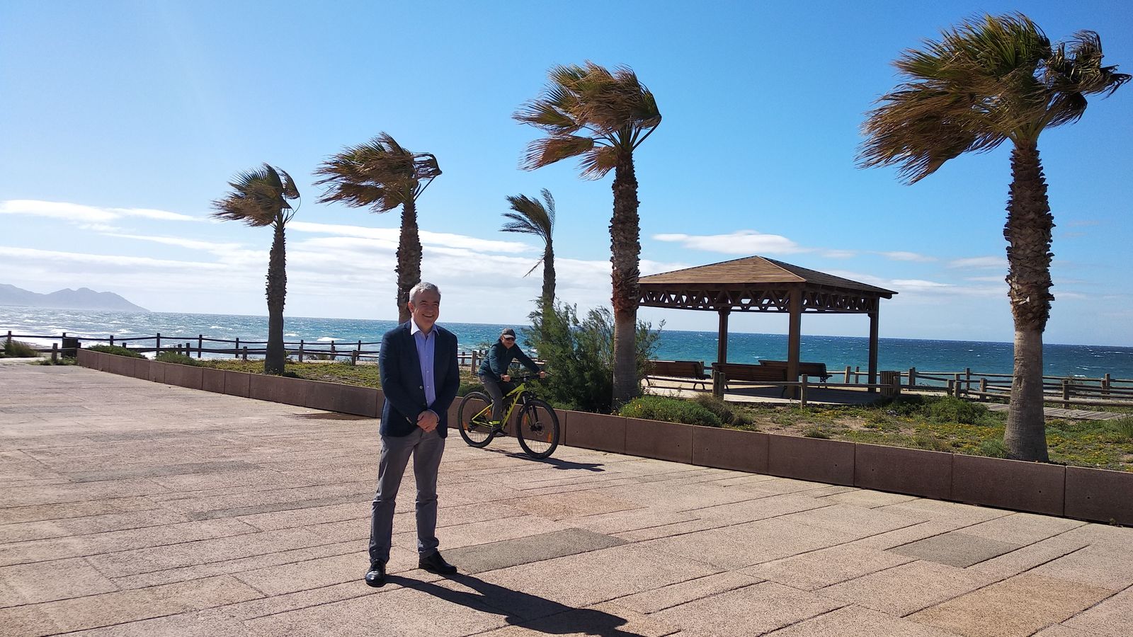 Luis Garicano desafiando al viento junto a la Plaza del Mar en El Toyo