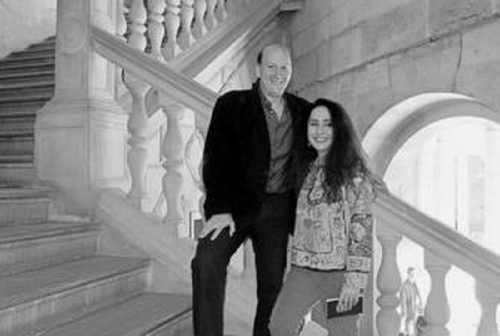 El crítico Jonathan Levi    y la escritora Raja Alem charlaron ayer en el entorno del Palacio            de Carlos V.