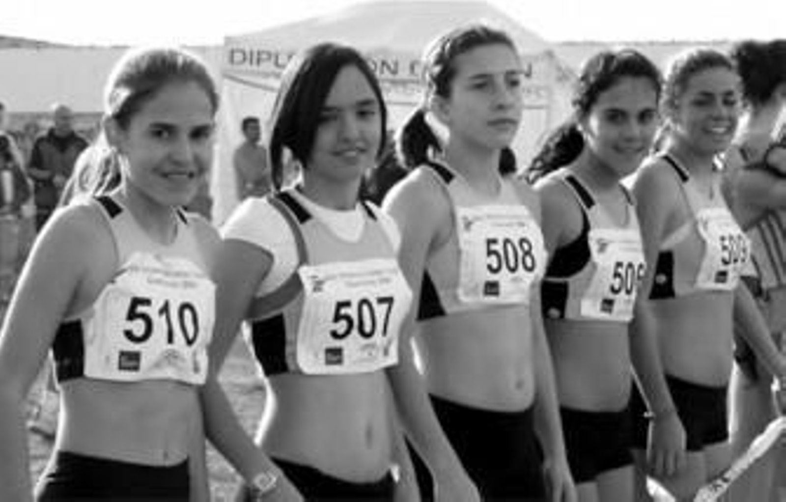 Patricia Ortega, en el centro de la imagen, con el dorsal número 508 junto al equipo del Lestonac.