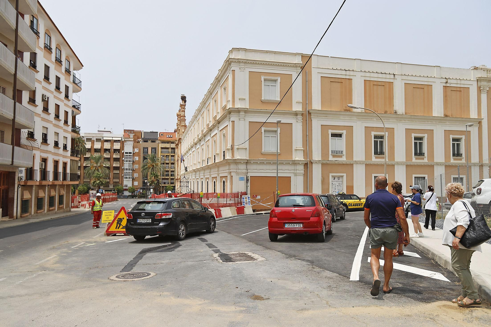 Imágenes de la apertura al tráfico de la calle Médico Luis Buendía en Huelva