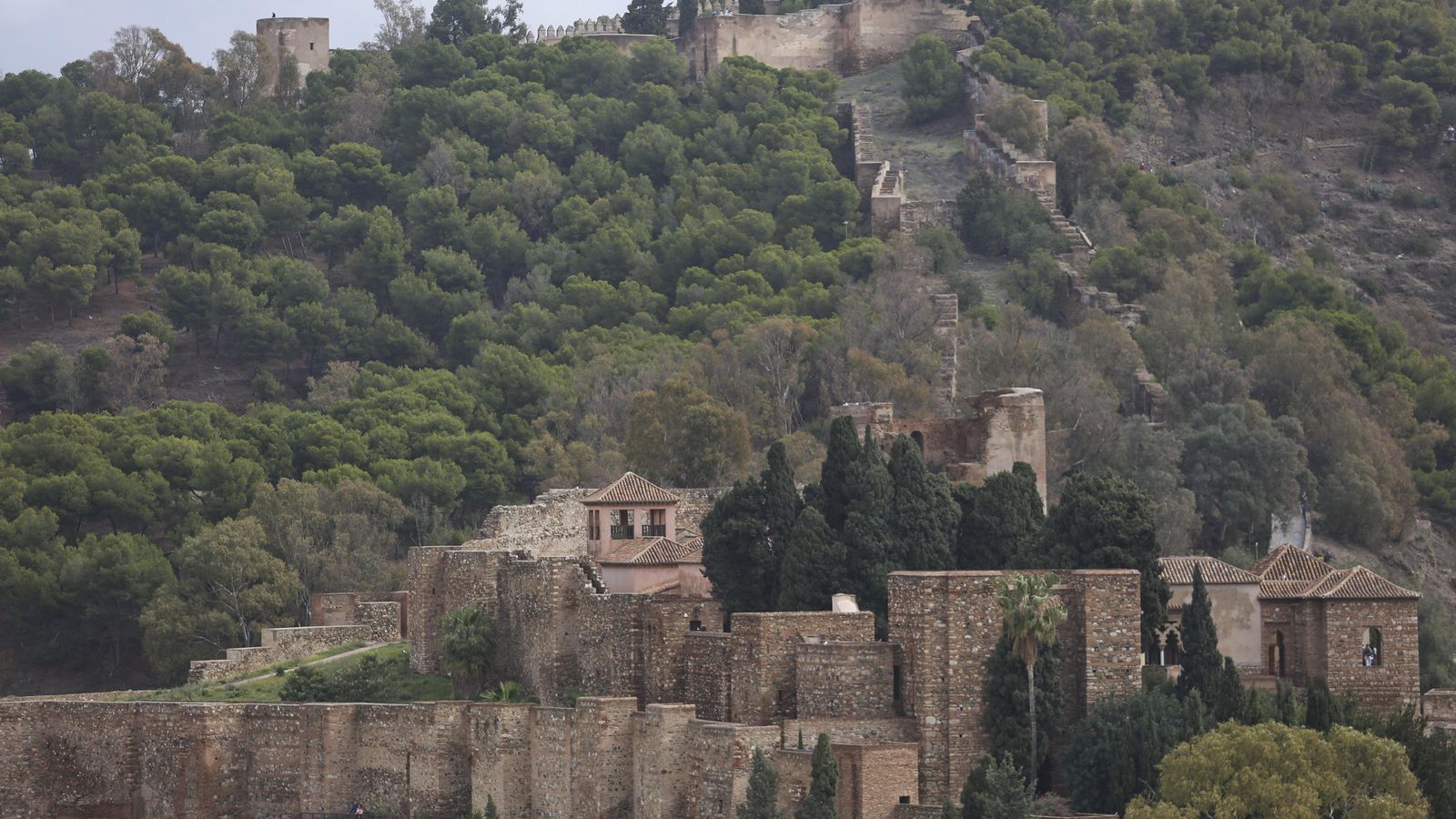 Vista de la Alcazaba con la subida al castillo de Gibralfaro. Vista de la Alcazaba con la subida al castillo de Gibralfaro.