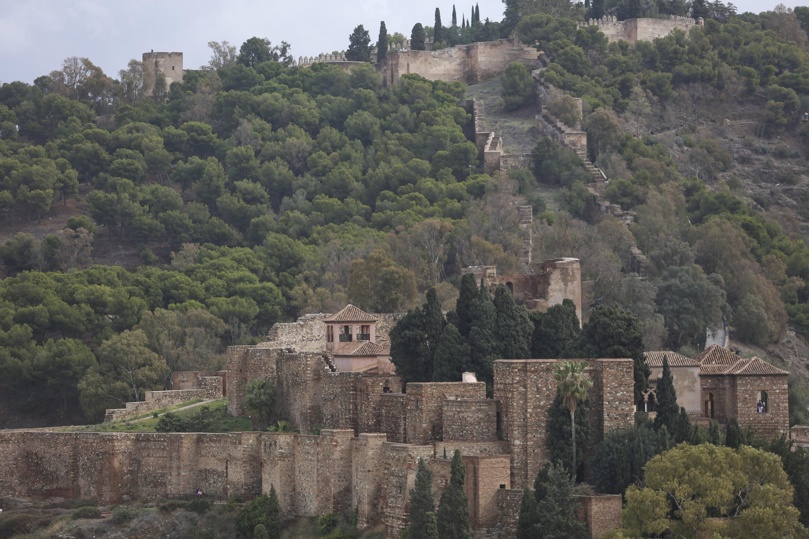 Vista de la Alcazaba con la subida al castillo de Gibralfaro.