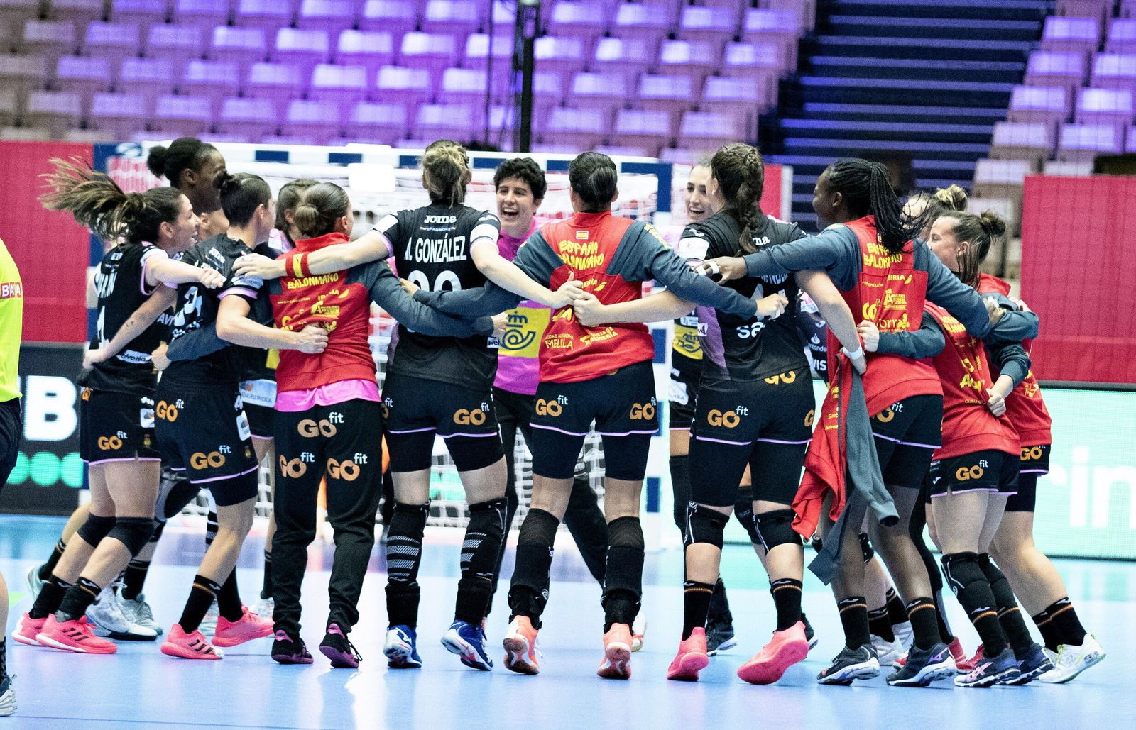 Las jugadoras españolas celebran tras el partido.