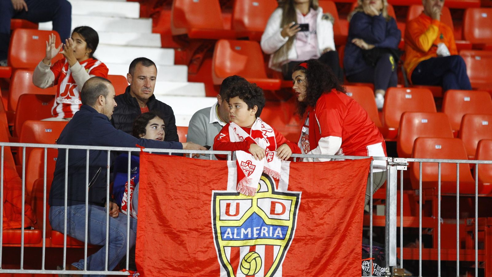 Los aficionados rojiblancos, el corazón del estadio unionista. Los aficionados rojiblancos, el corazón del estadio unionista.
