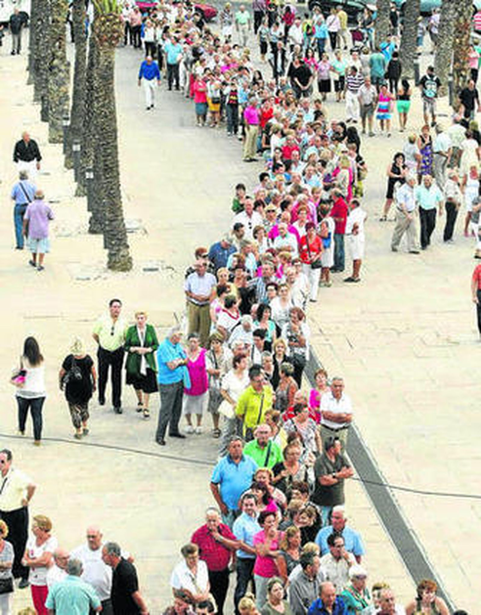 Más de 5.000 personas pasaron por la capilla ardiente en tres horas.
