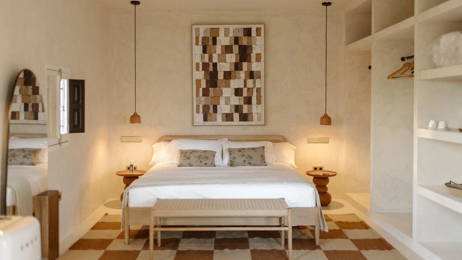 El cortijo conserva la arquitectura tradicional con paredes encaladas, vigas de madera y grandes ventanales