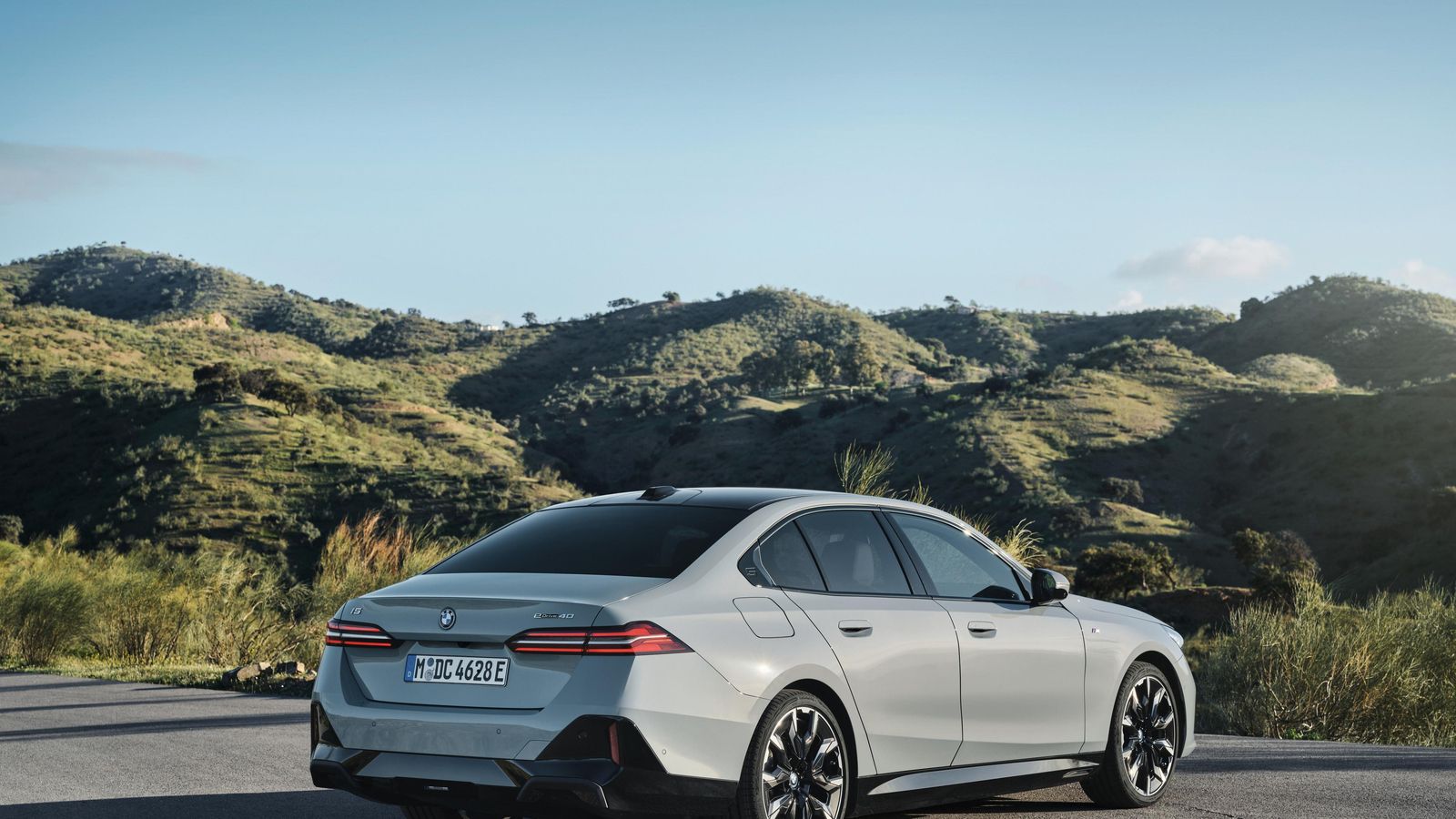 Además del i5 M60 xDrive, con dos motores y más de 600 CV; se pondrá a la venta esta Serie 5 con un segundo eléctrico de 340 CV y con un único motor.