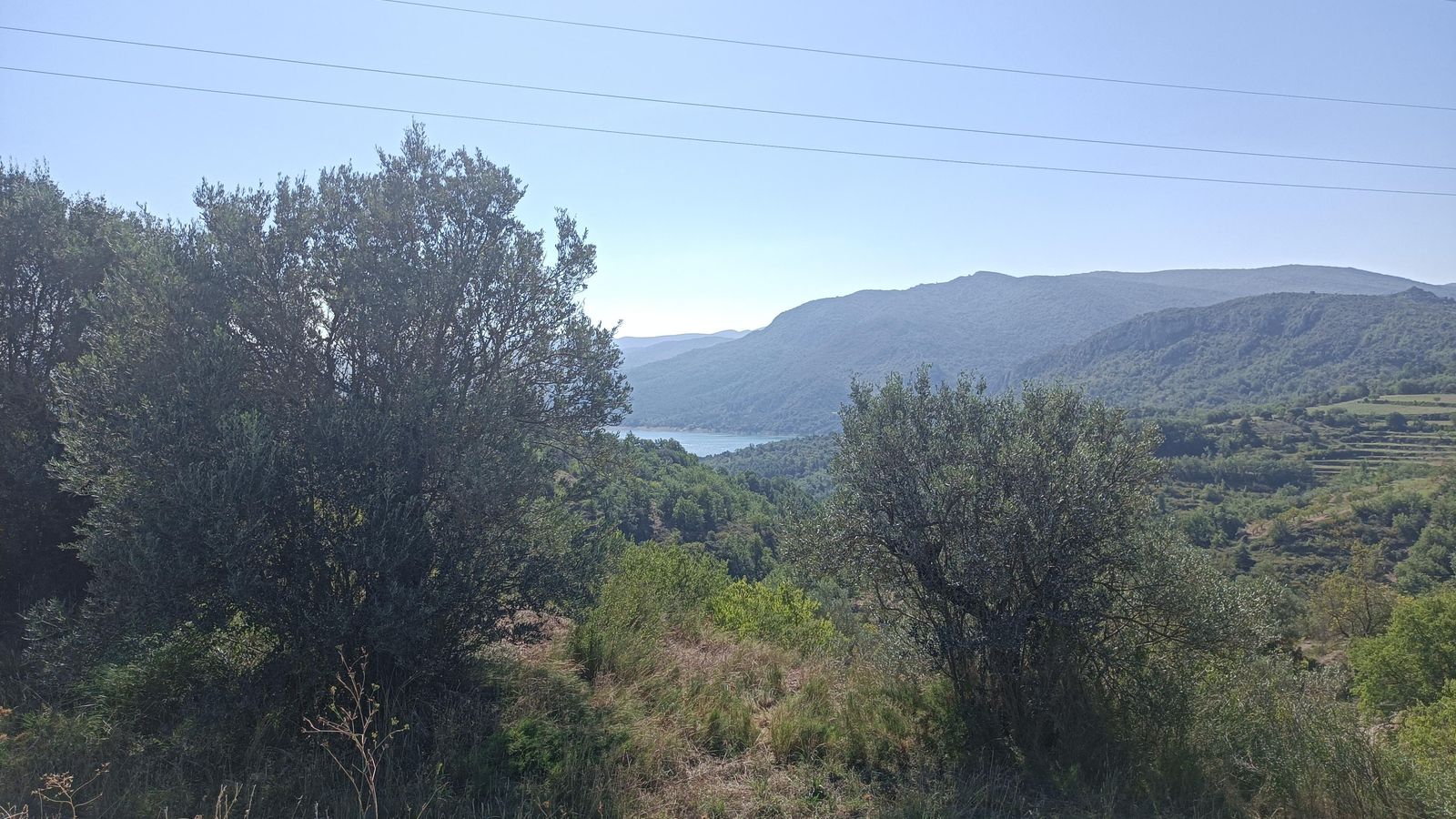 A lo lejos el Embalse de Barasona.