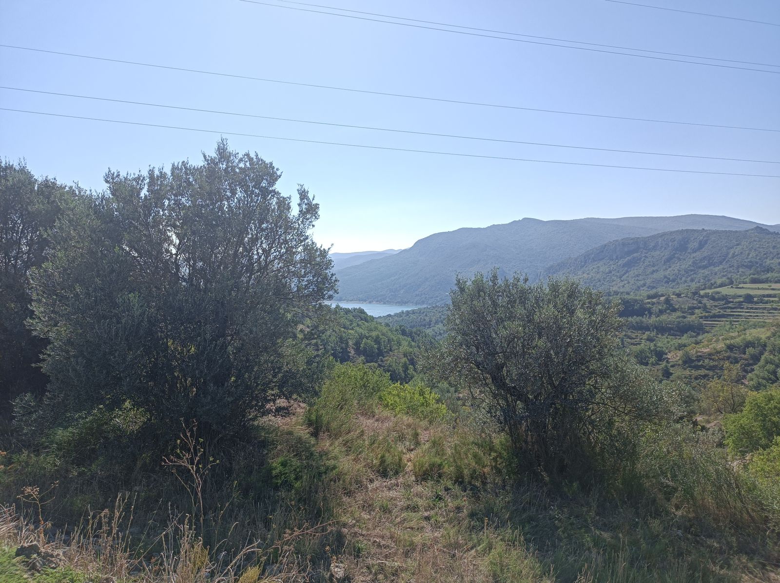 A lo lejos el Embalse de Barasona.